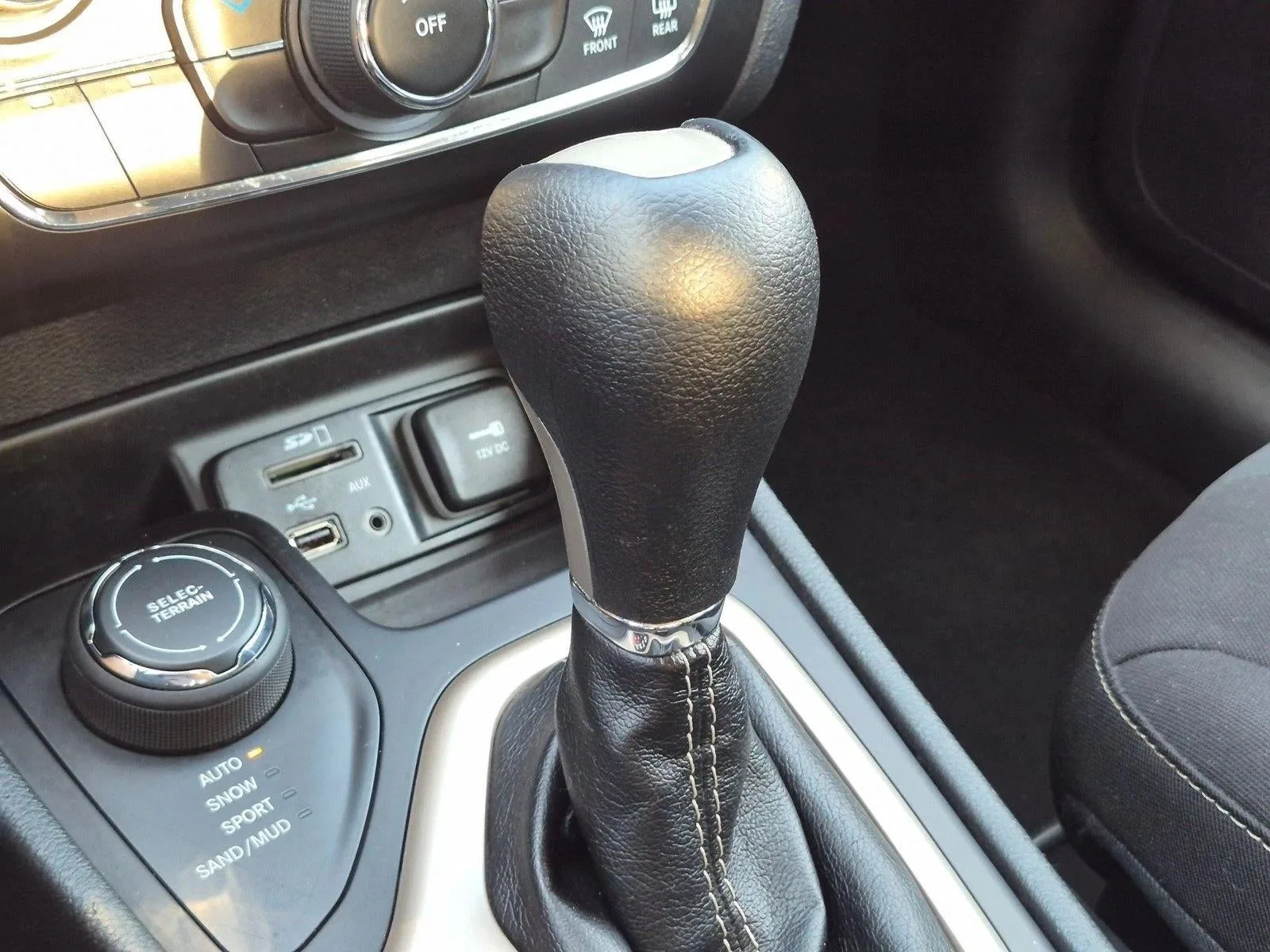 2016 Jeep Cherokee 4WD 4dr Latitude photo 11
