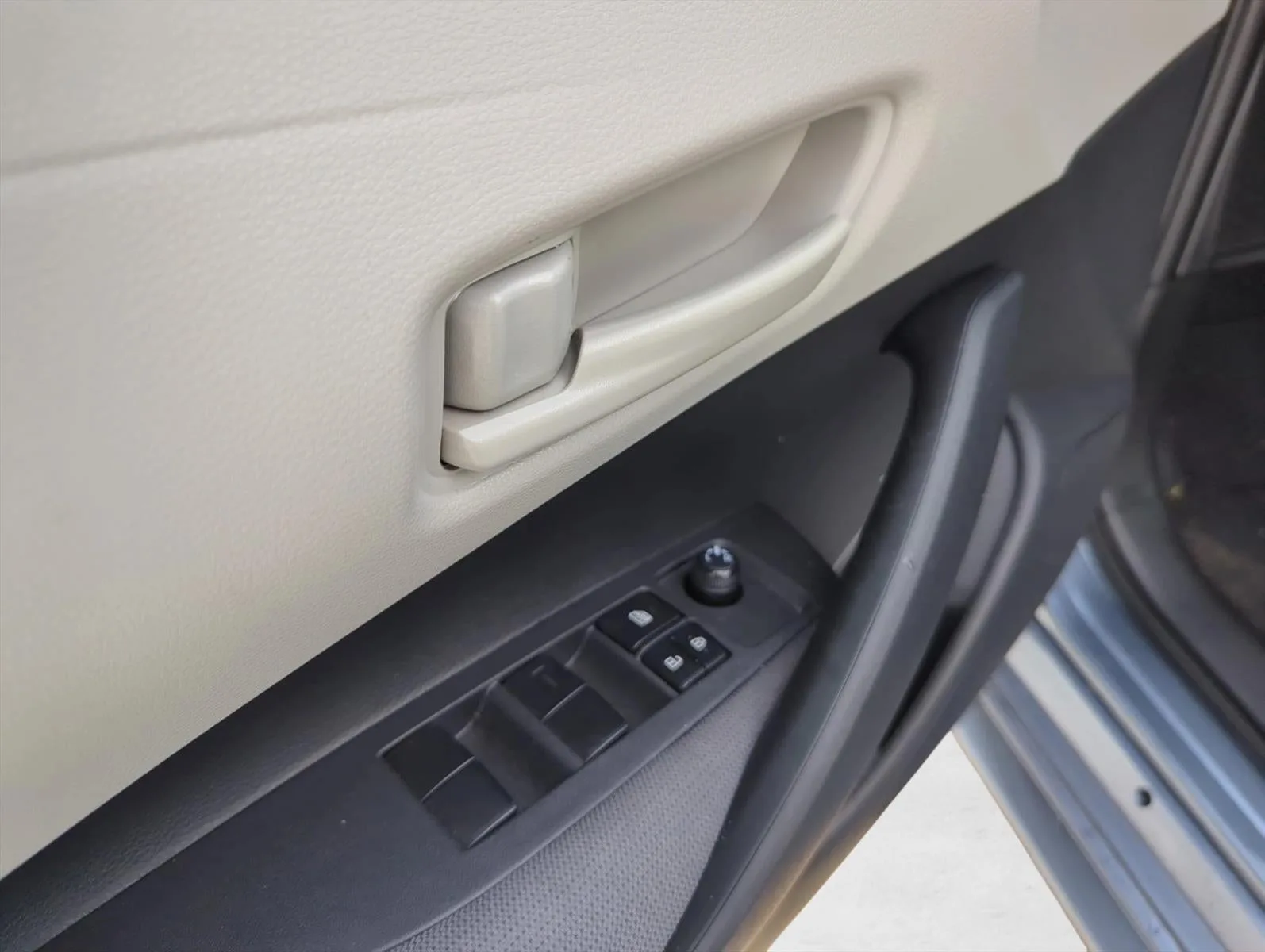2024 Toyota Corolla LE CVT (Natl) photo 9
