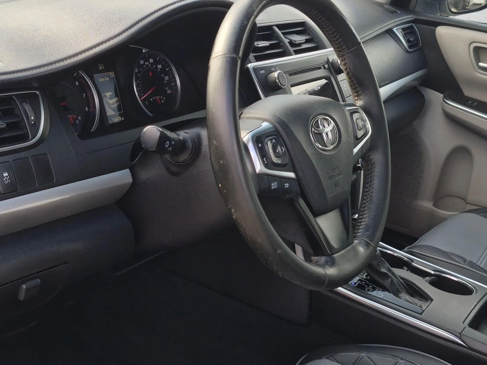 2015 Toyota Camry 4dr Sdn I4 Auto SE (SE) photo 9