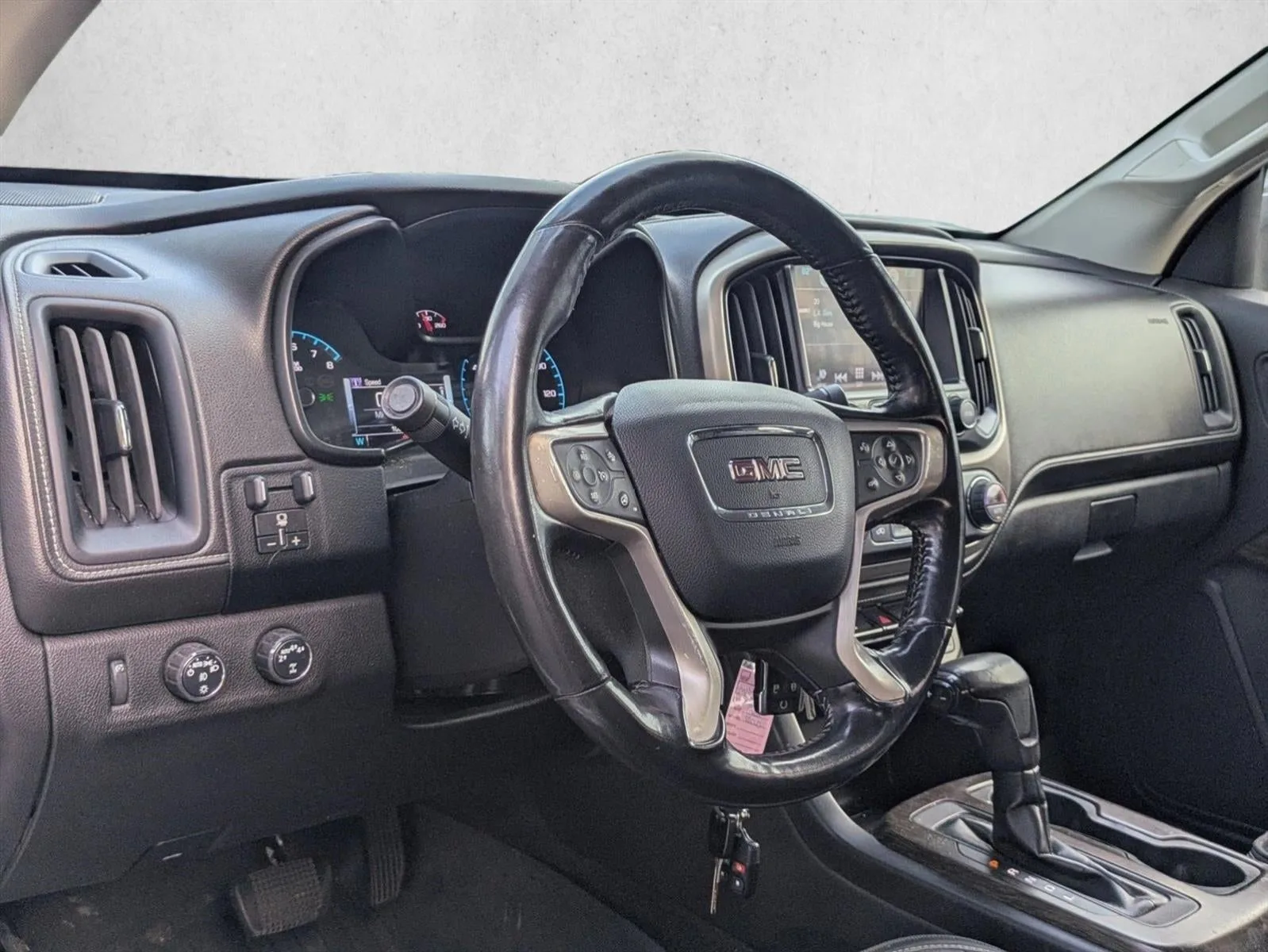 2018 GMC Canyon Crew Cab Short Box 4-Wheel Drive Denali photo 3