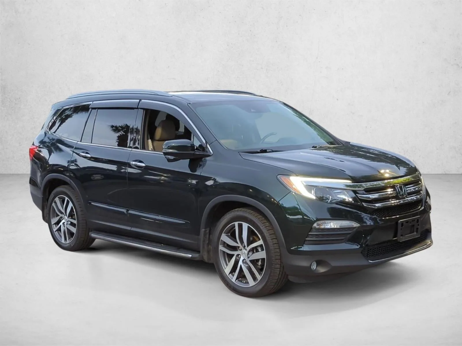 2016 Honda Pilot AWD Touring with DVD Rear Entertainment System and Navigation photo 2