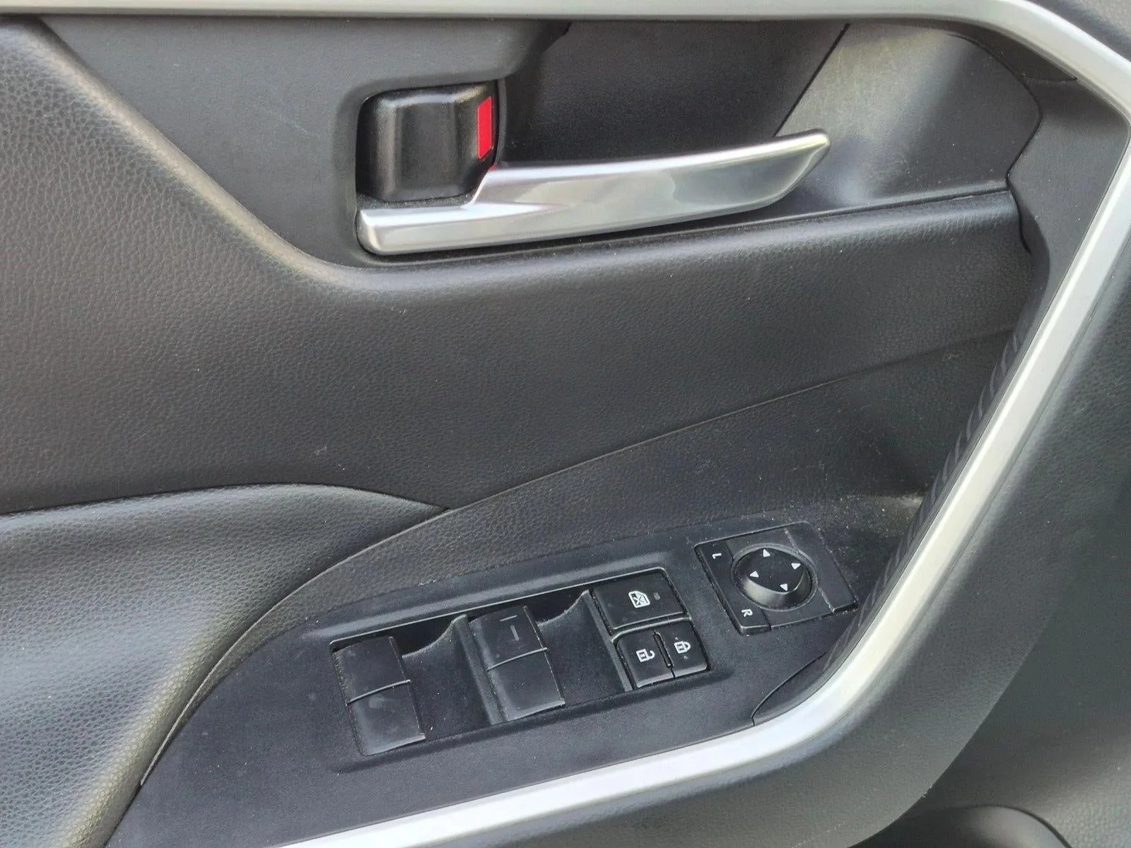2020 Toyota RAV4 XLE FWD (GS) photo 9