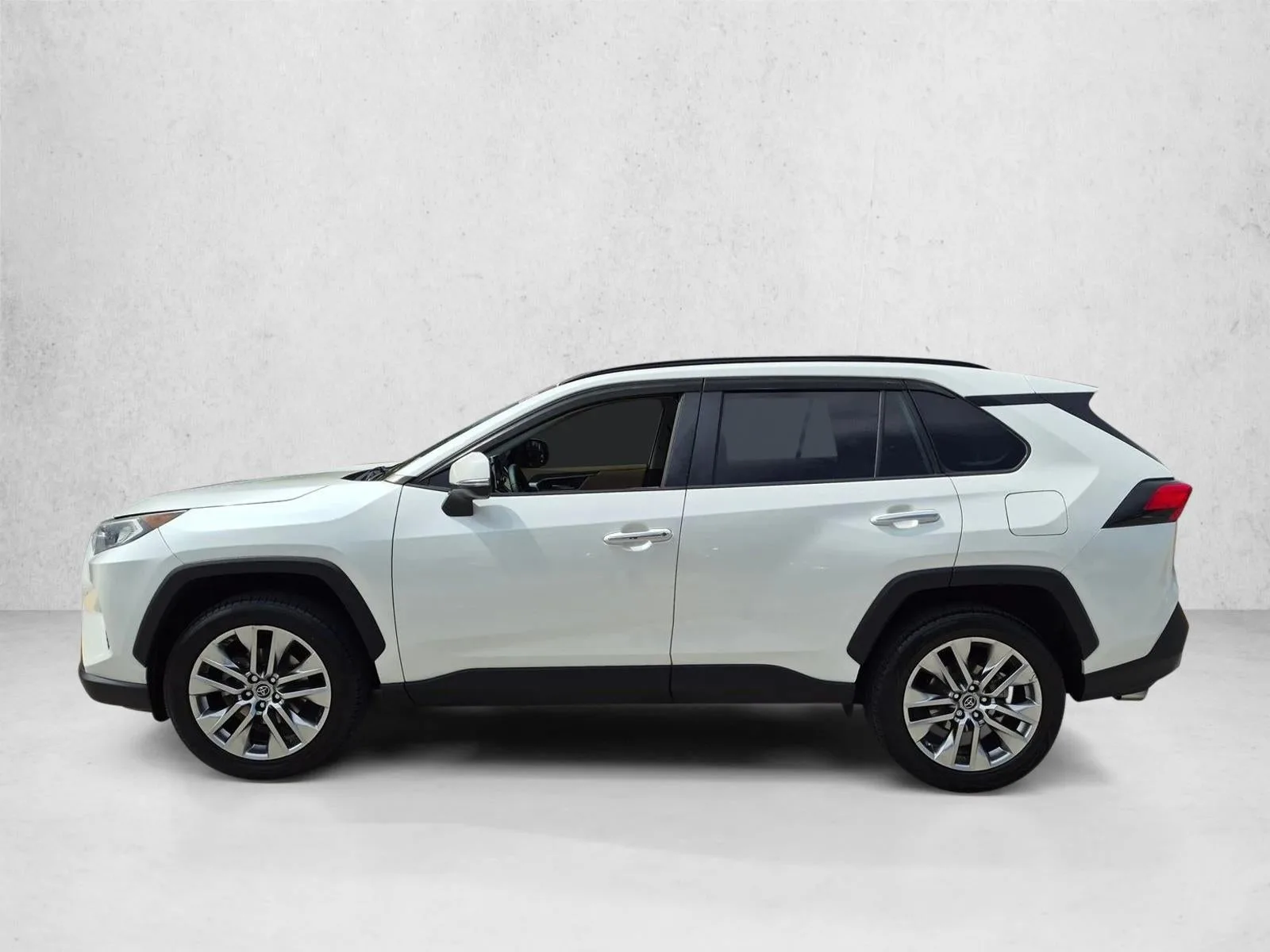 2019 Toyota RAV4 Limited FWD (Natl) photo 8