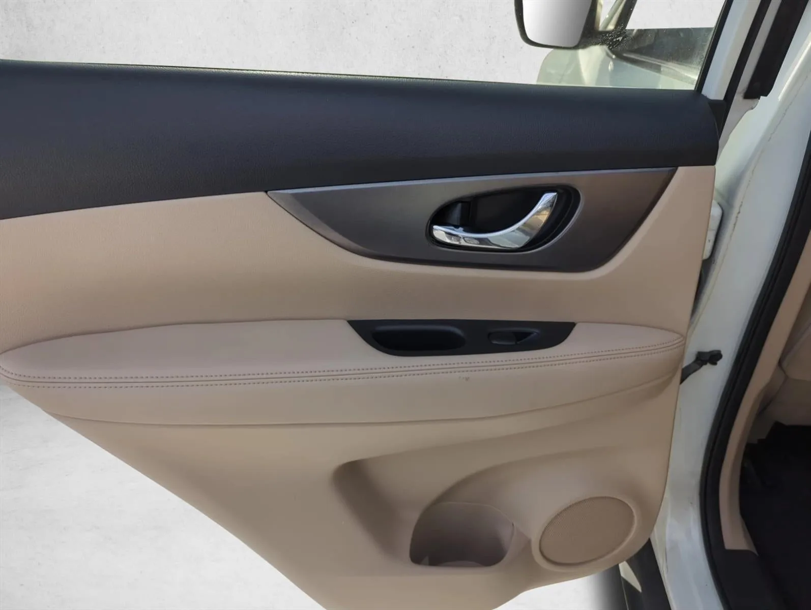 2016 Nissan Rogue FWD 4dr SV photo 9