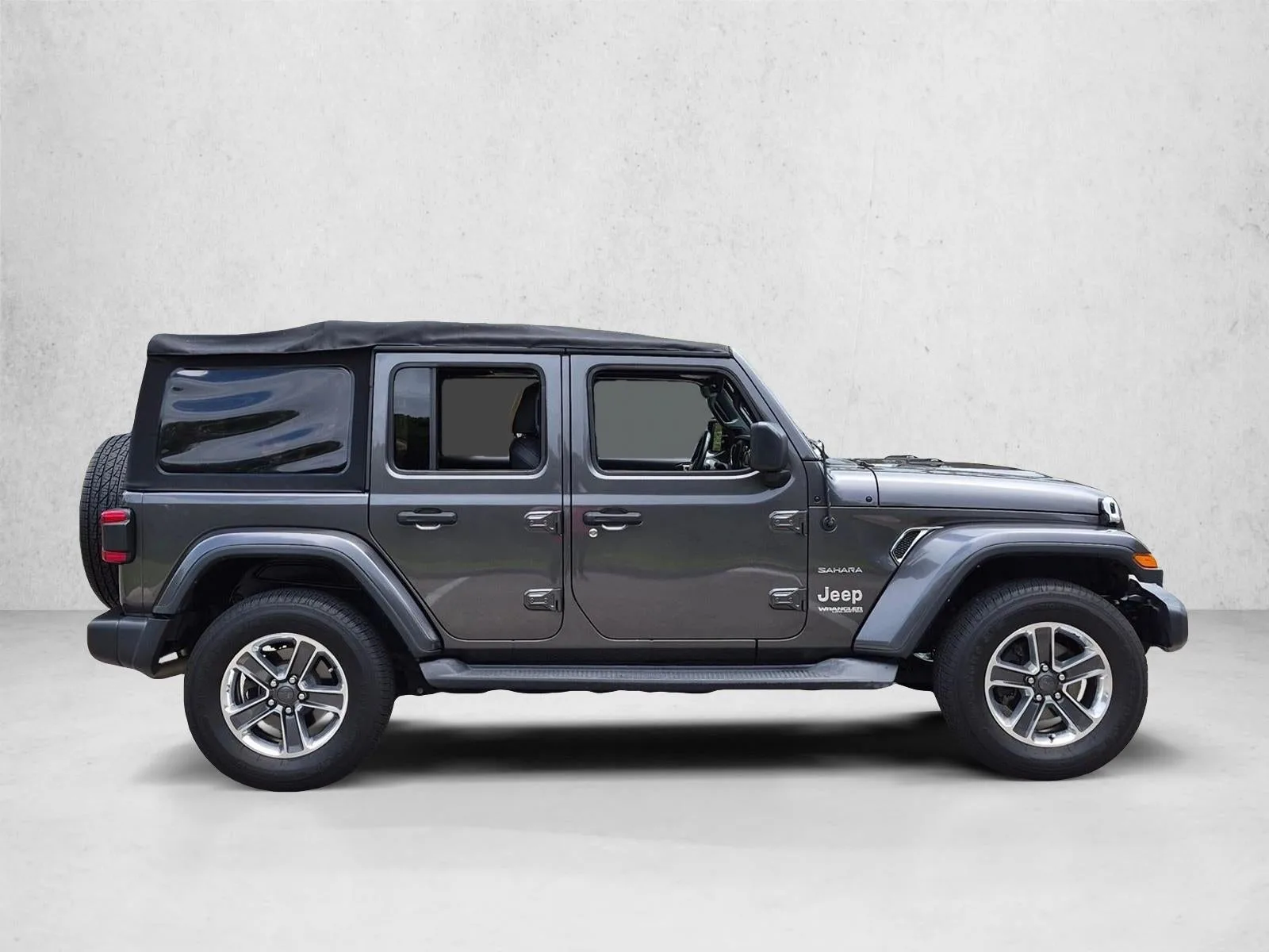 2018 Jeep Wrangler Unlimited Sahara 4x4 photo 4