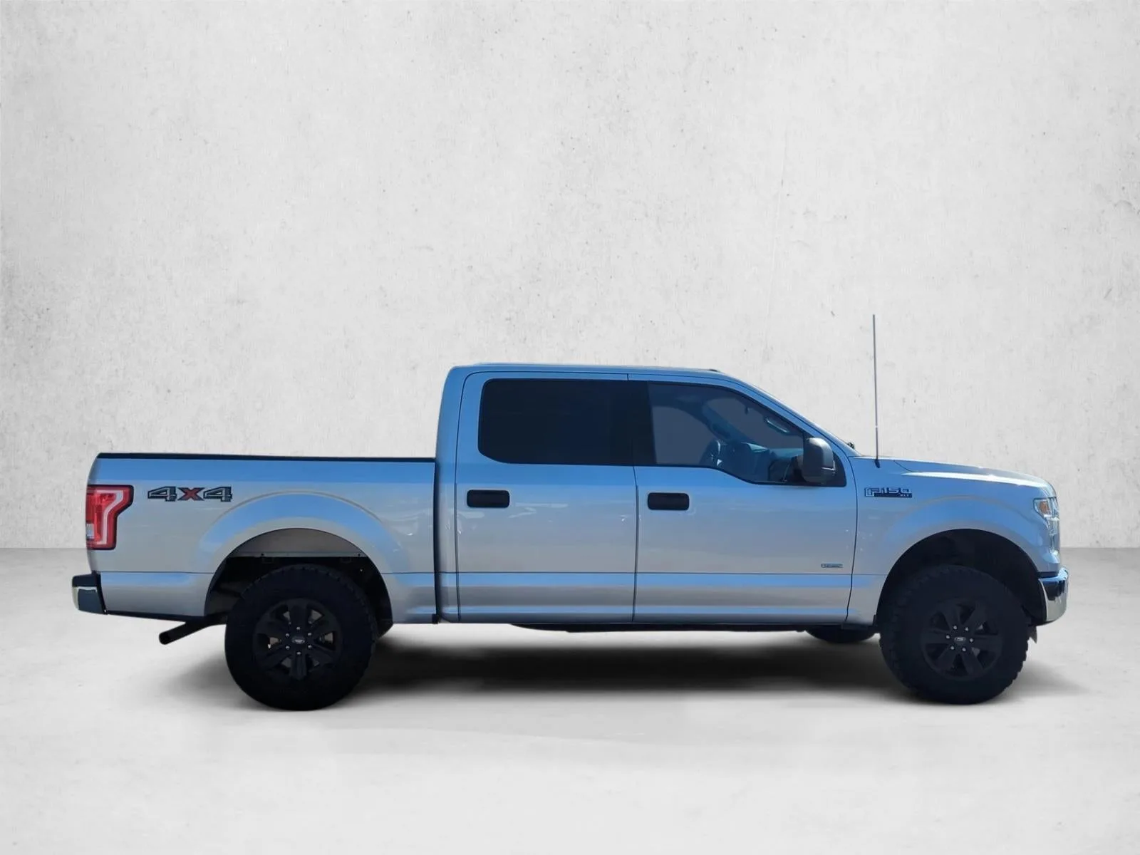 2016 Ford F-150 4WD SuperCrew 5-1/2 Ft Box XLT photo 4