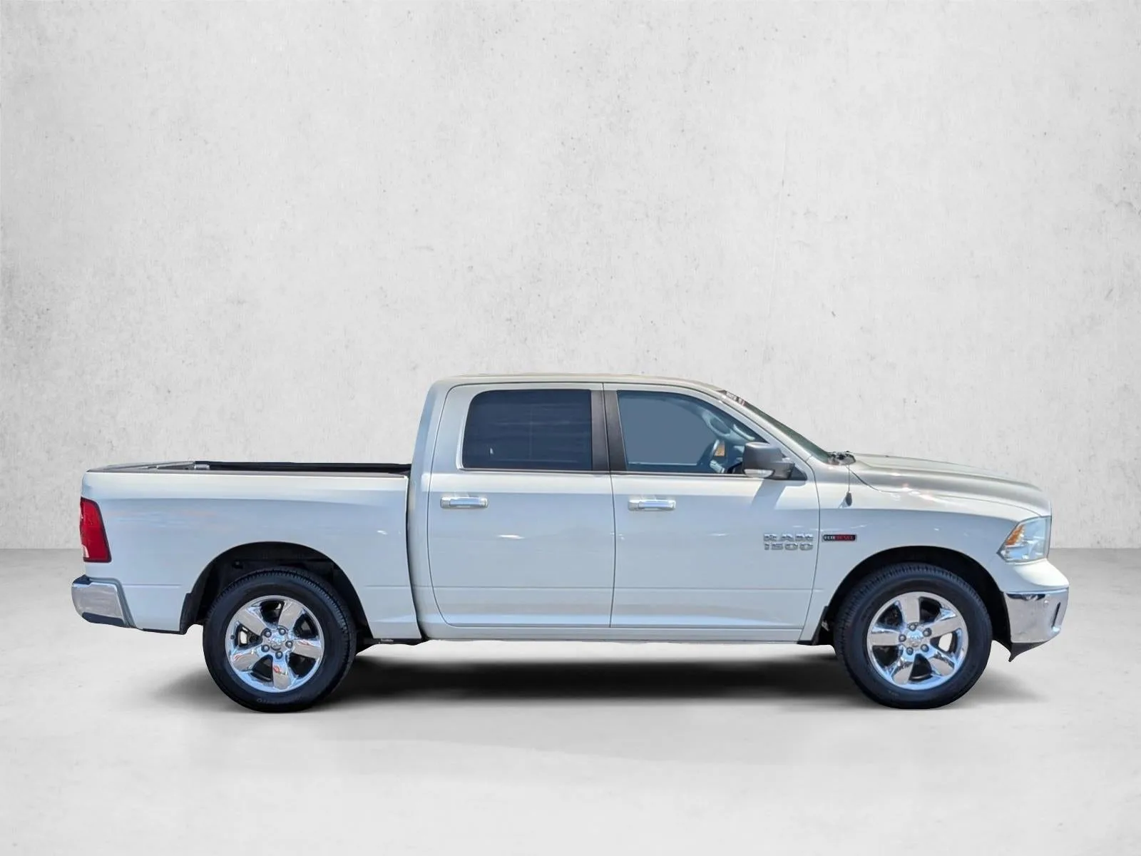 2016 RAM 1500 2WD Crew Cab 5.7 Ft Box Lone Star photo 4