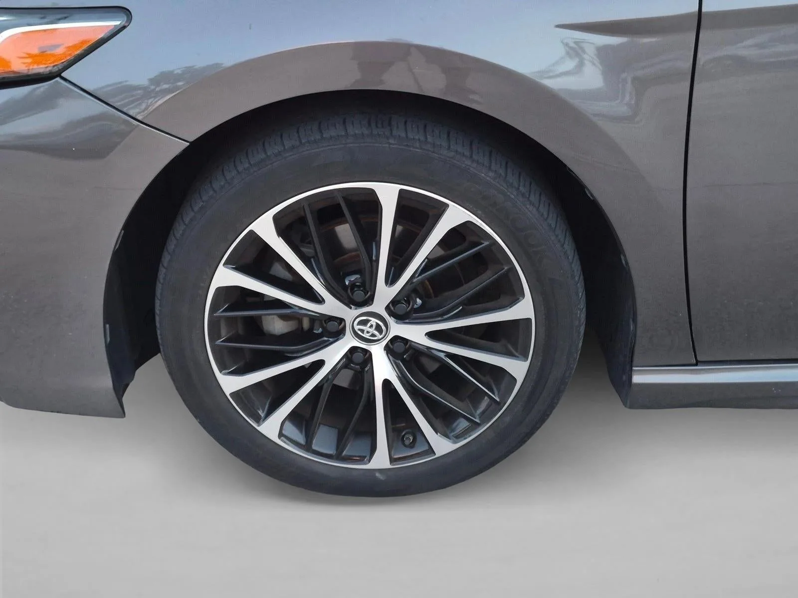 2019 Toyota Camry SE Auto (Natl) photo 9