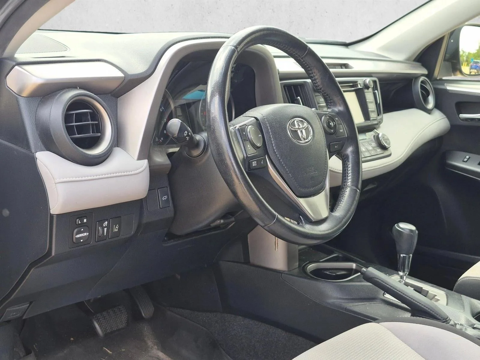 2017 Toyota RAV4 XLE FWD (GS) photo 2