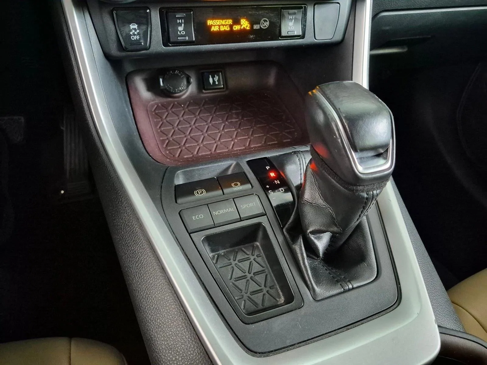 2019 Toyota RAV4 Limited FWD (Natl) photo 11