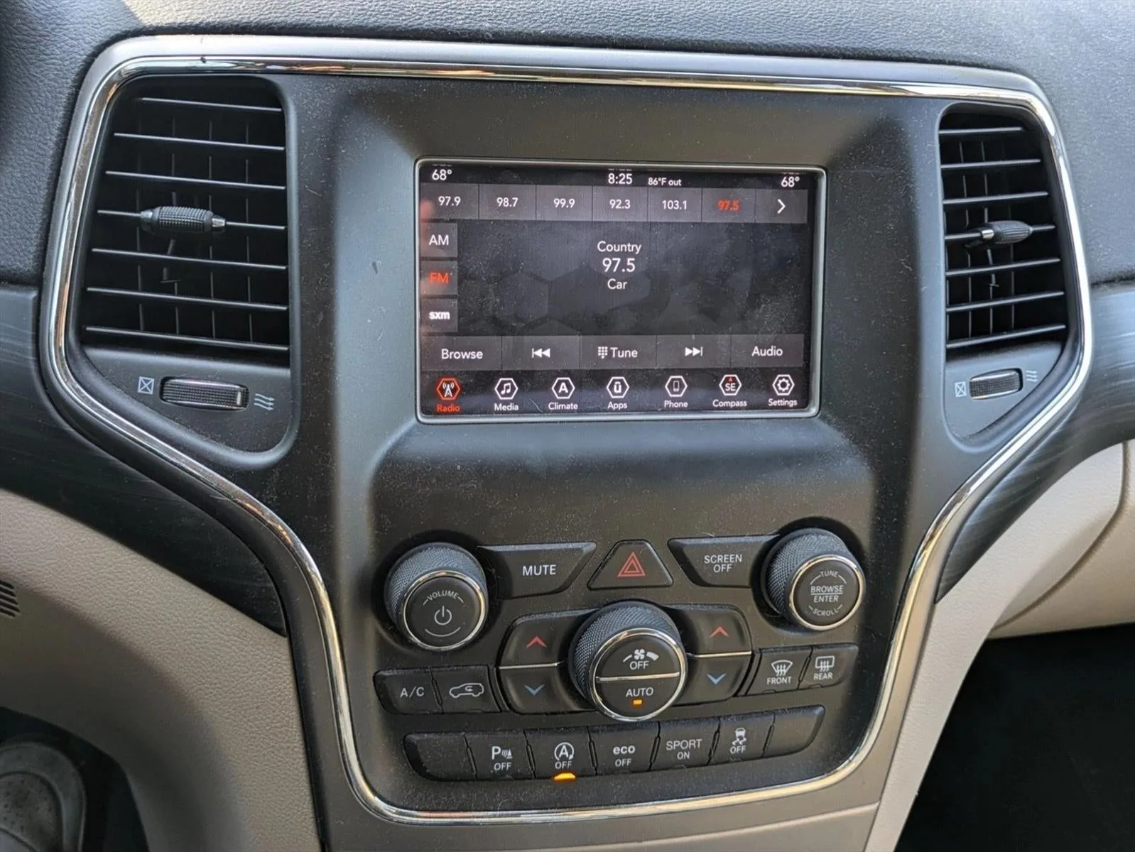 2019 Jeep Grand Cherokee Laredo E 4x2 photo 11