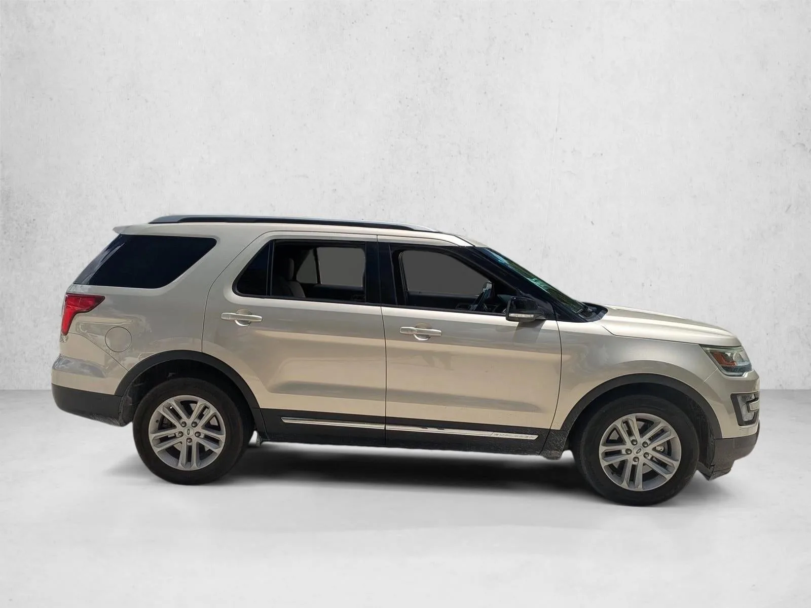 2017 Ford Explorer XLT FWD photo 4