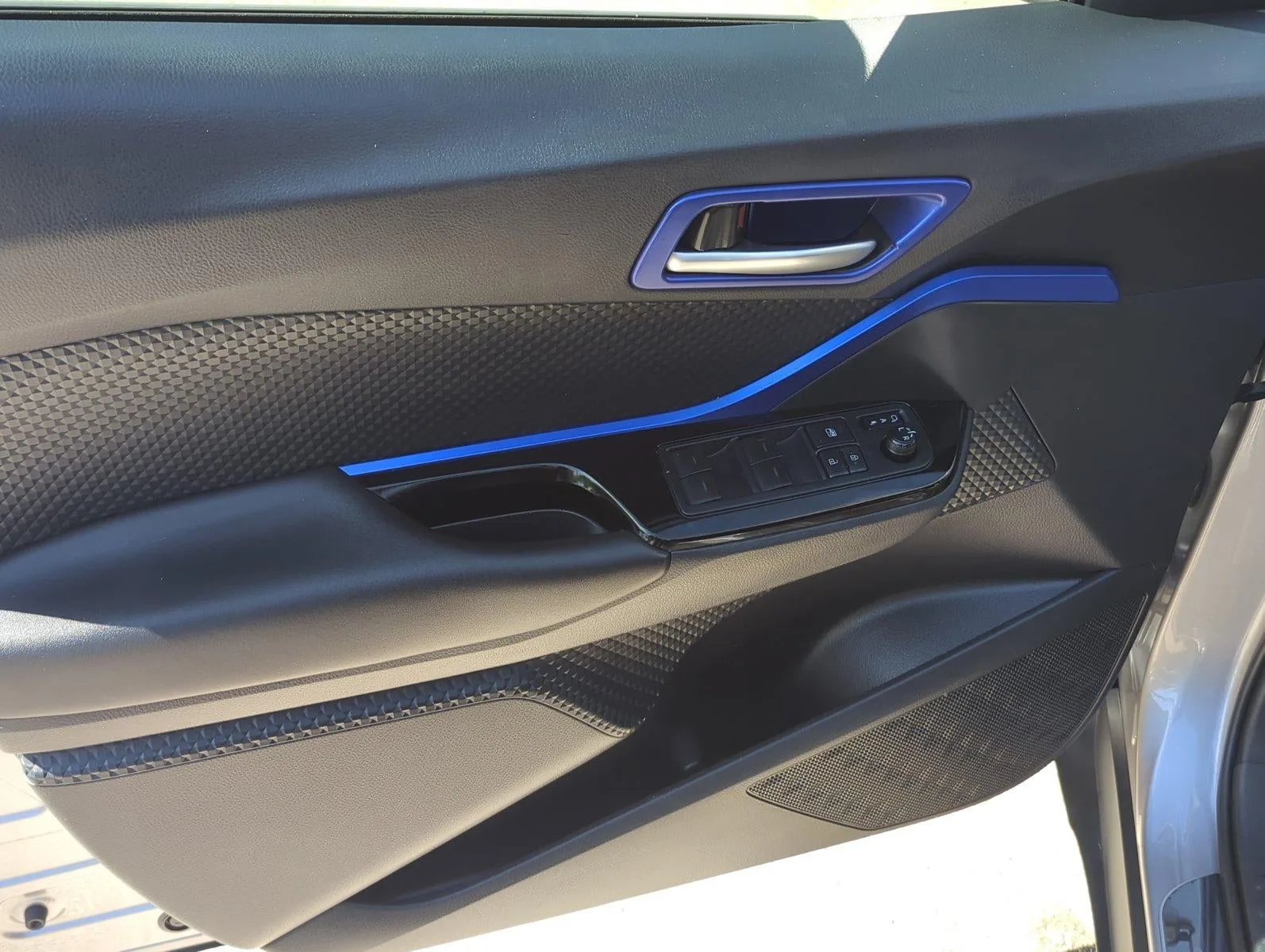 2020 Toyota C-HR XLE FWD (Natl) photo 11