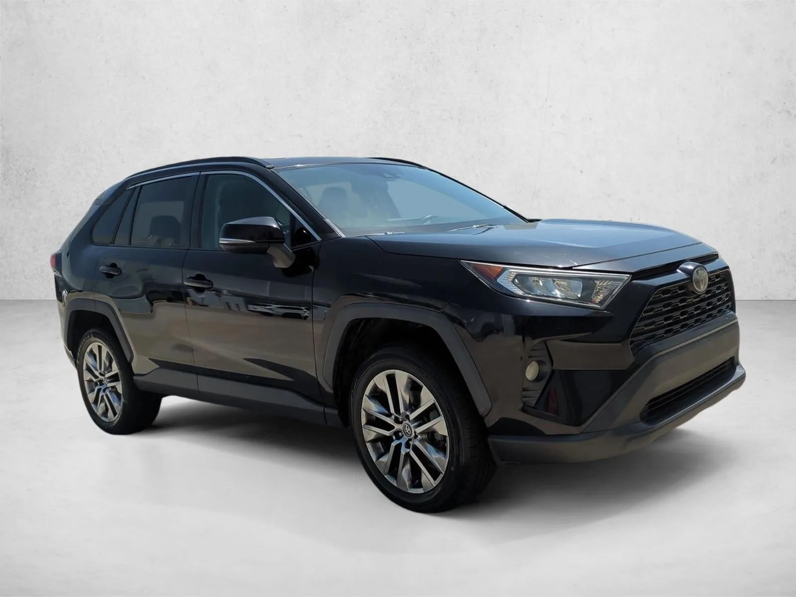 2019 Toyota RAV4 XLE Premium FWD (Natl) photo 3