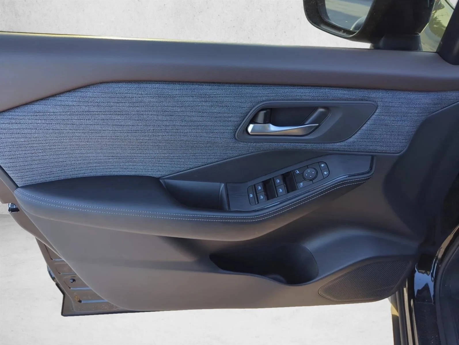 2023 Nissan Rogue FWD SV photo 11