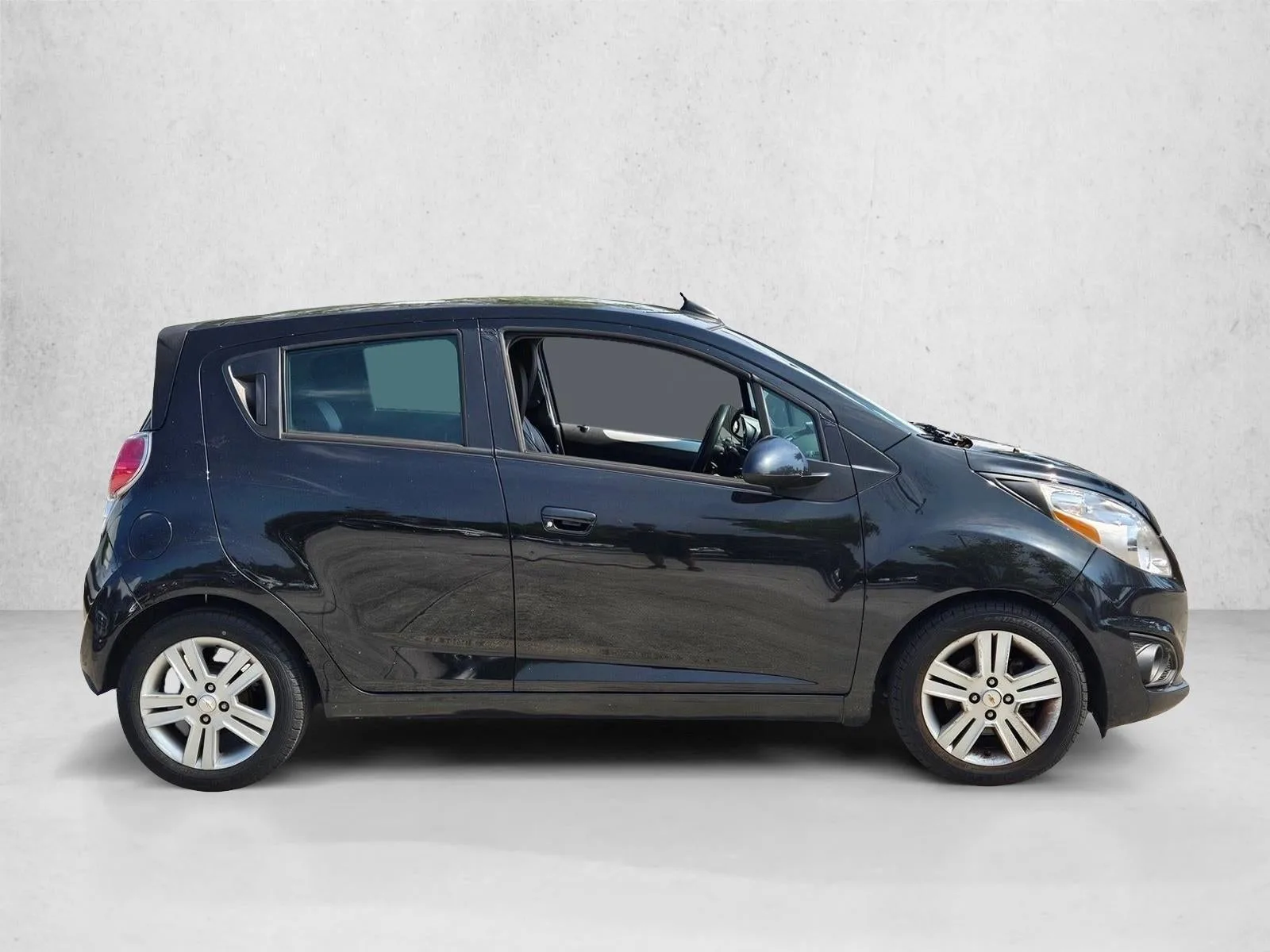 2015 Chevrolet Spark Hatch 1LT (Automatic) photo 2