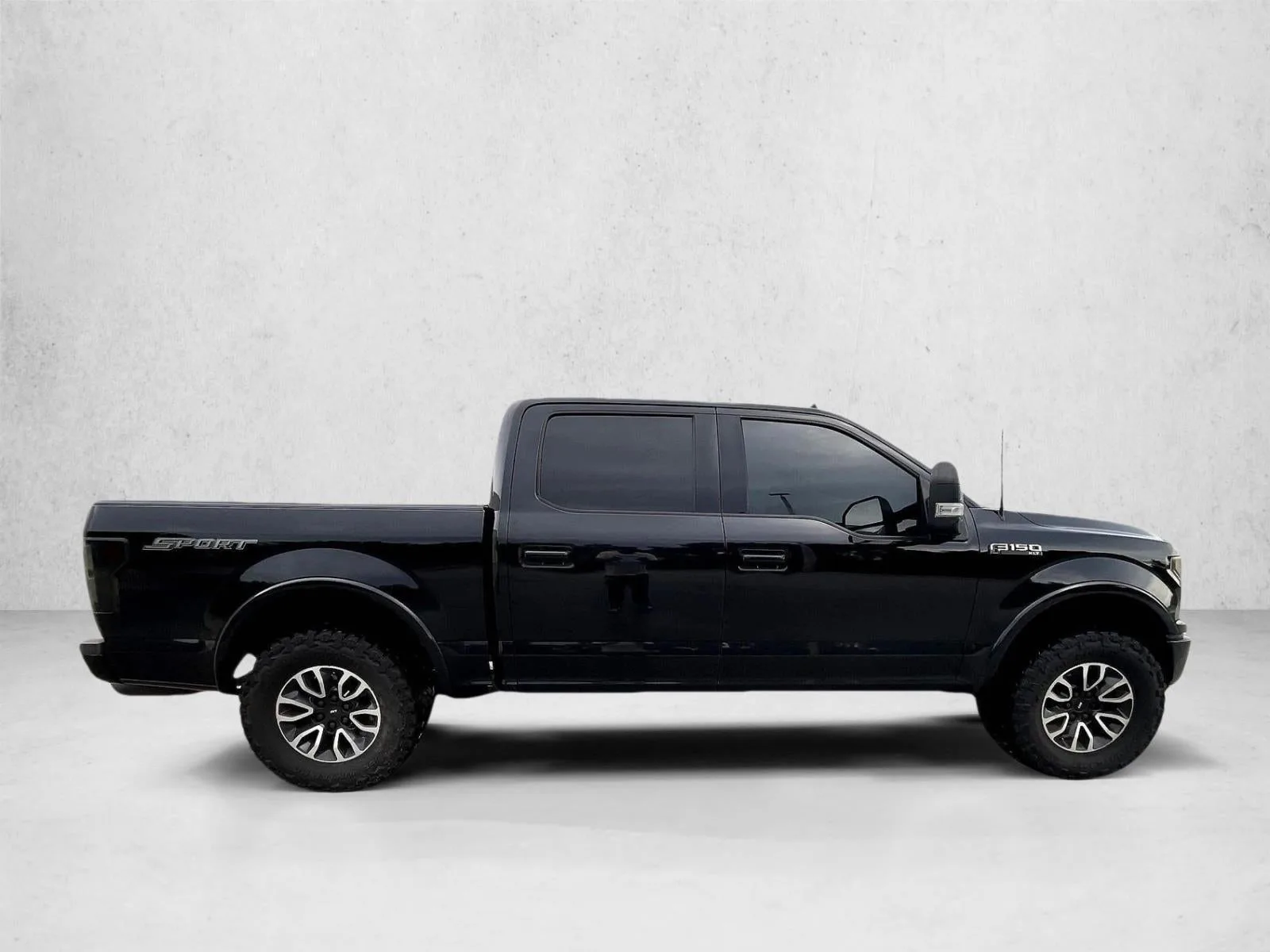2019 Ford F-150 XLT 2WD SuperCrew 5.5' Box photo 5