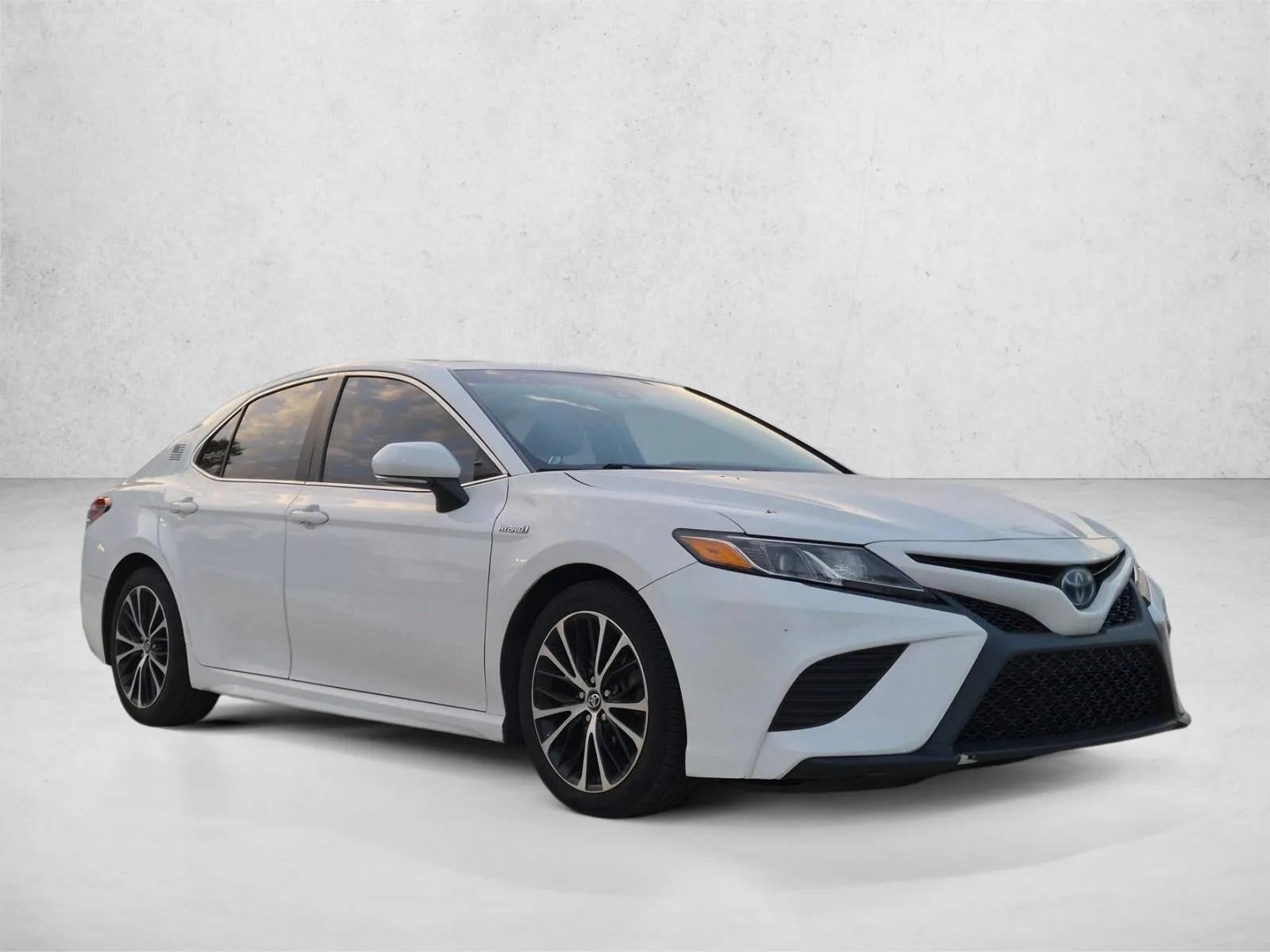 2018 Toyota Camry Hybrid SE CVT (Natl) photo 3
