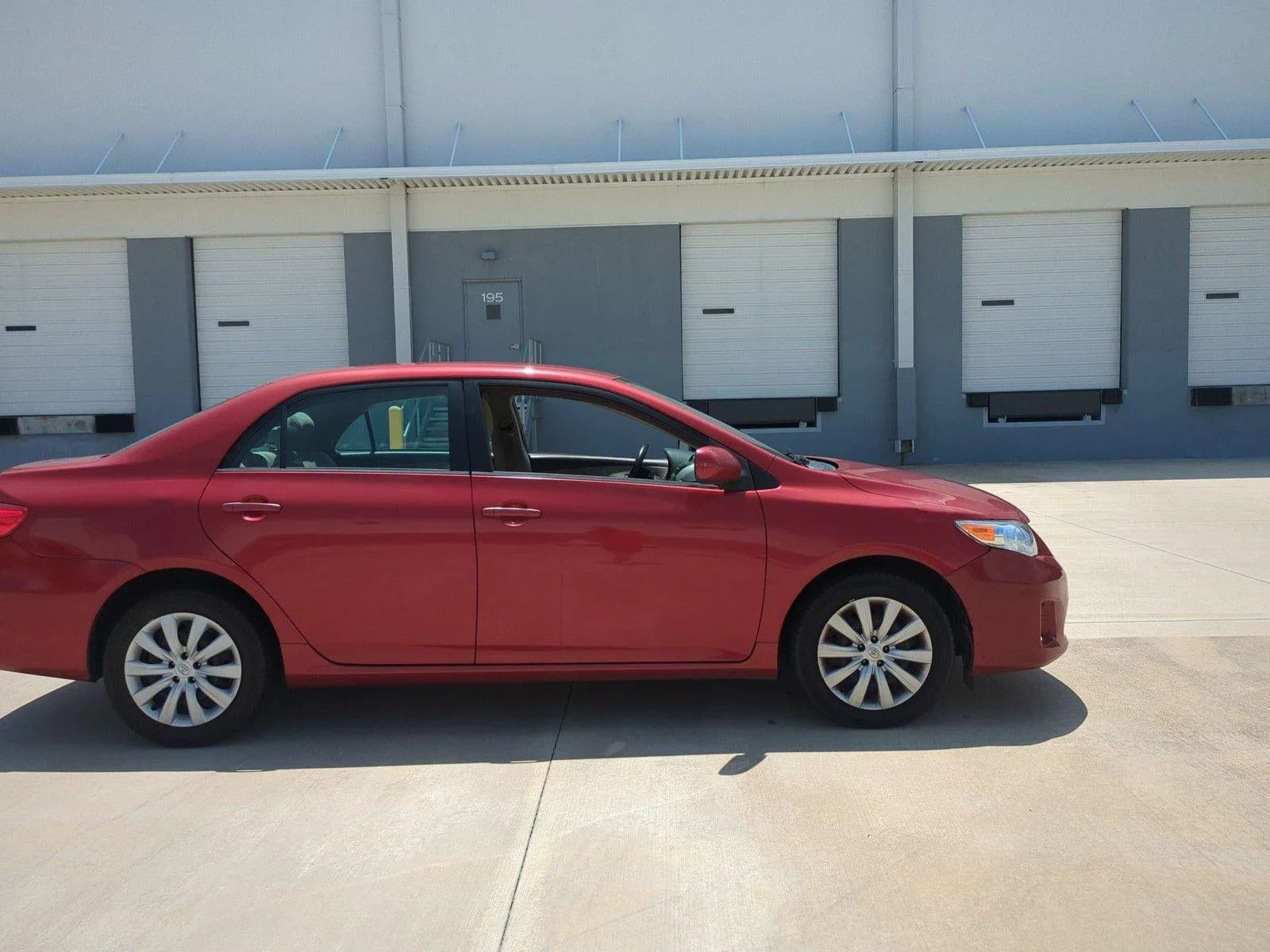 2013 Toyota Corolla 4dr Sdn Auto LE (Natl) photo 4