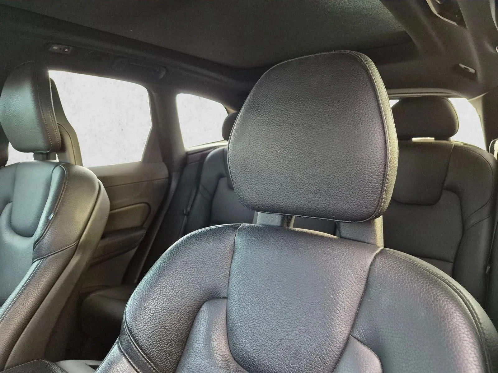2018 Volvo XC60 T6 AWD Momentum photo 5