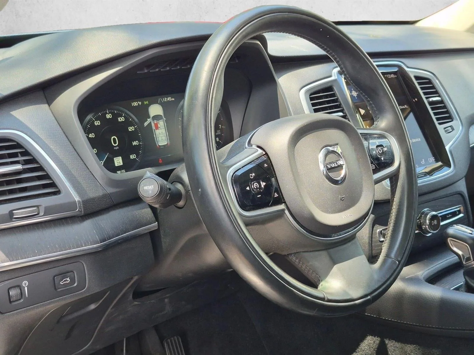 2020 Volvo XC90 T5 FWD Momentum 7 Passenger photo 3