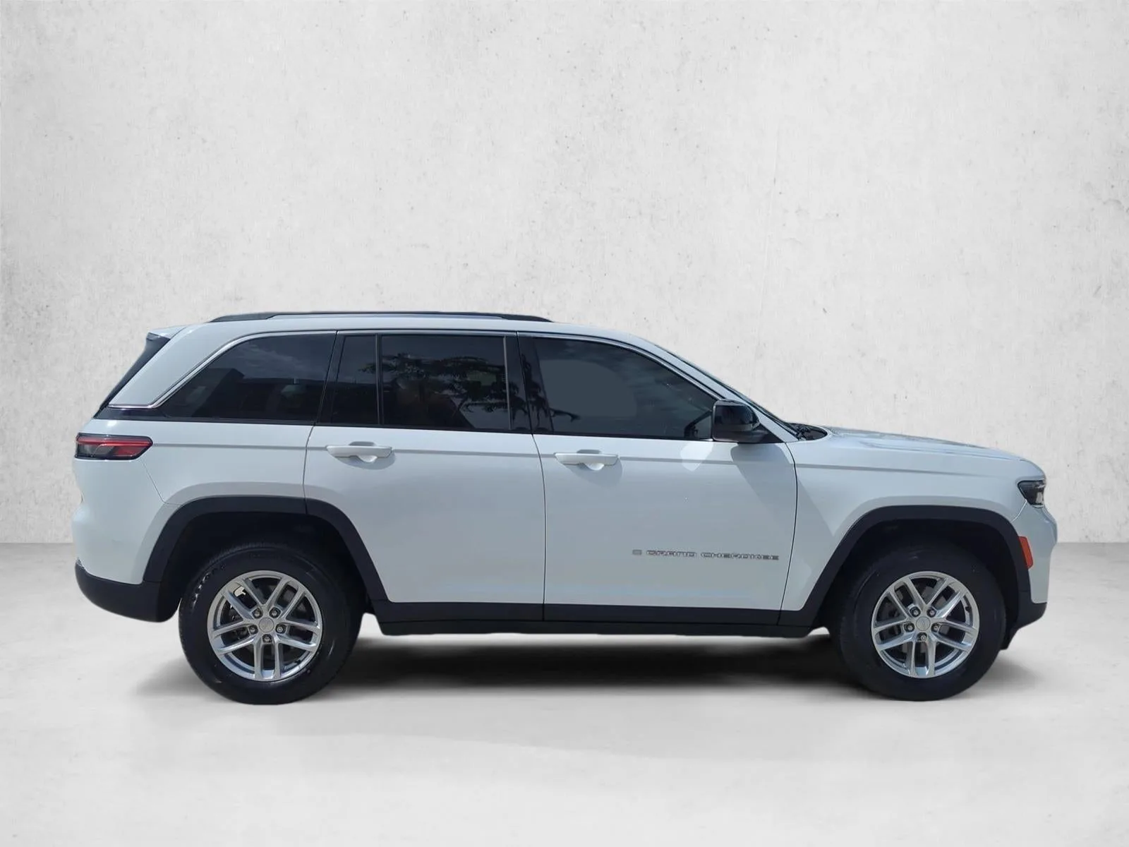 2023 Jeep Grand Cherokee Laredo 4x2 photo 4