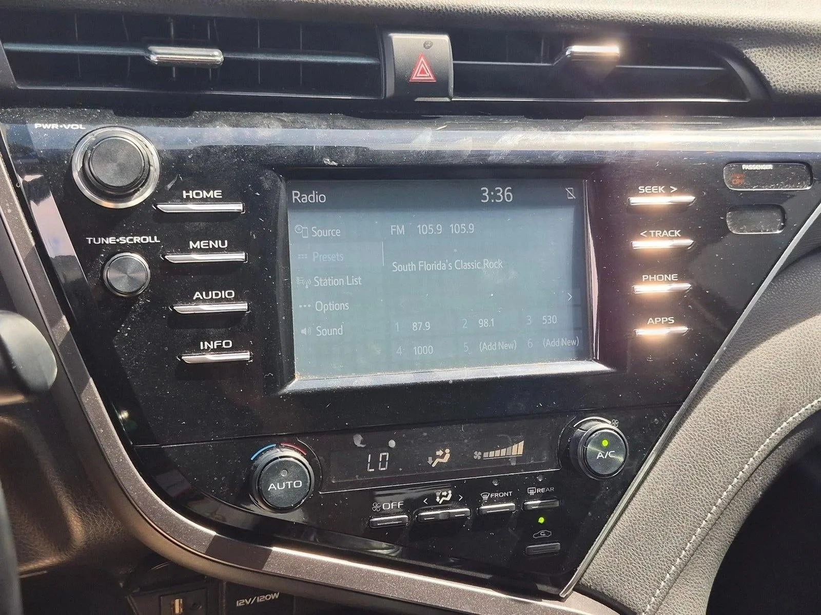 2018 Toyota Camry SE Auto (SE) photo 10