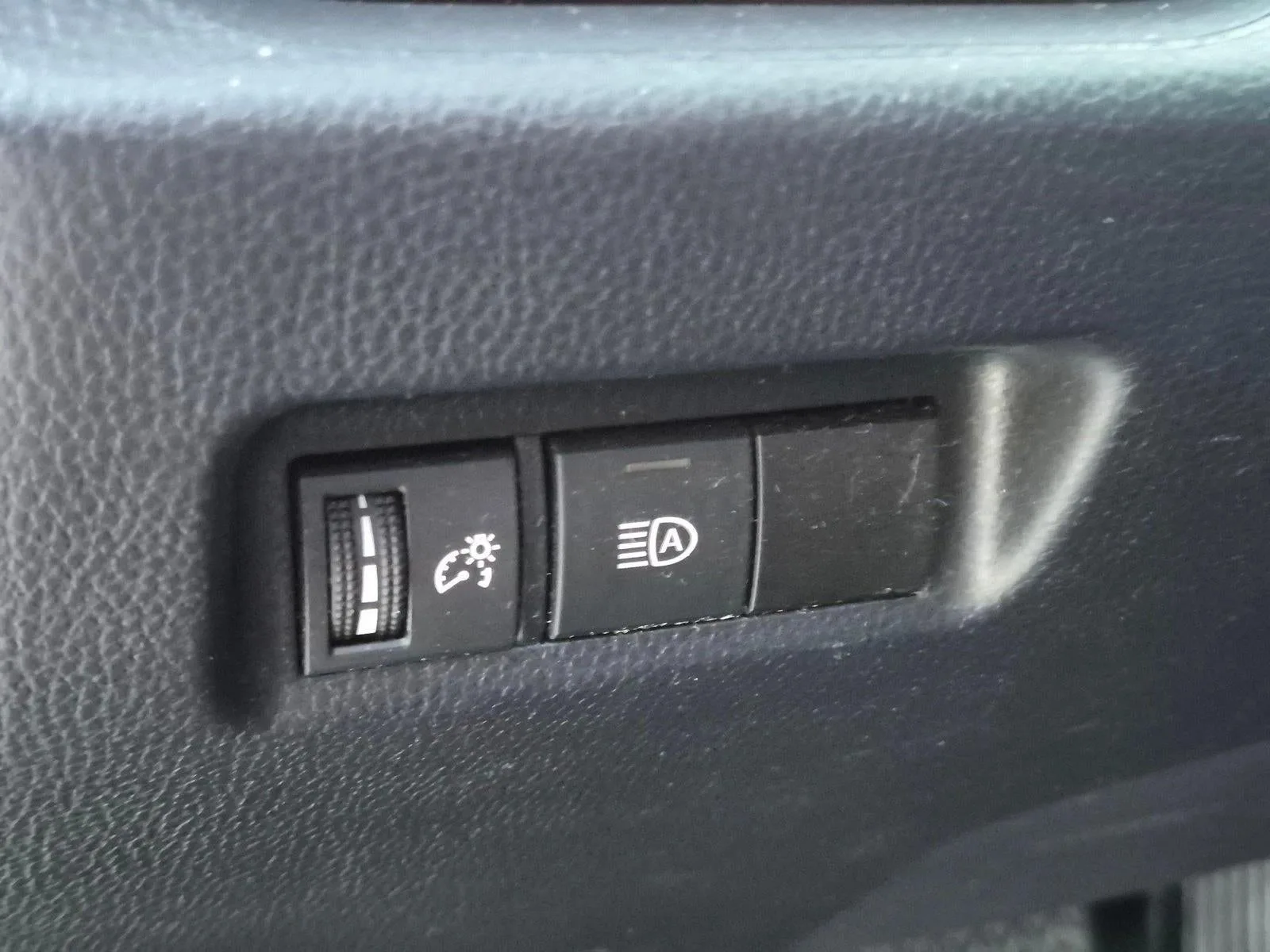 2020 Toyota RAV4 XLE FWD (GS) photo 10