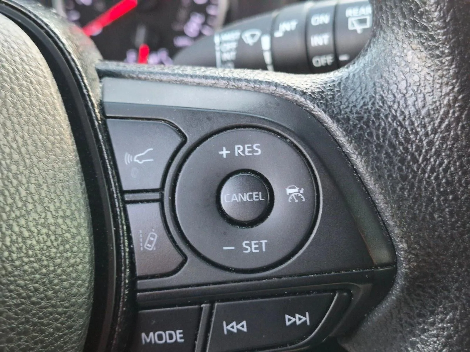 2020 Toyota RAV4 XLE FWD (GS) photo 12