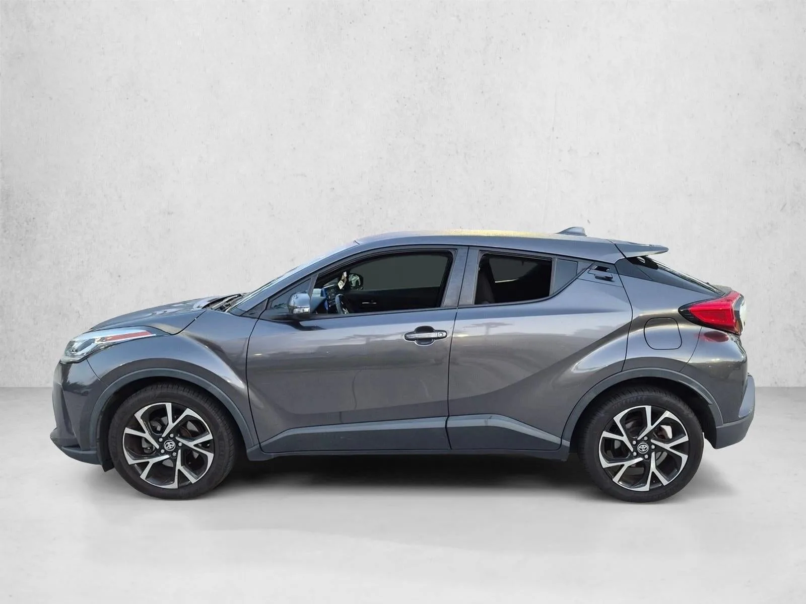 2021 Toyota C-HR XLE FWD (Natl) photo 5