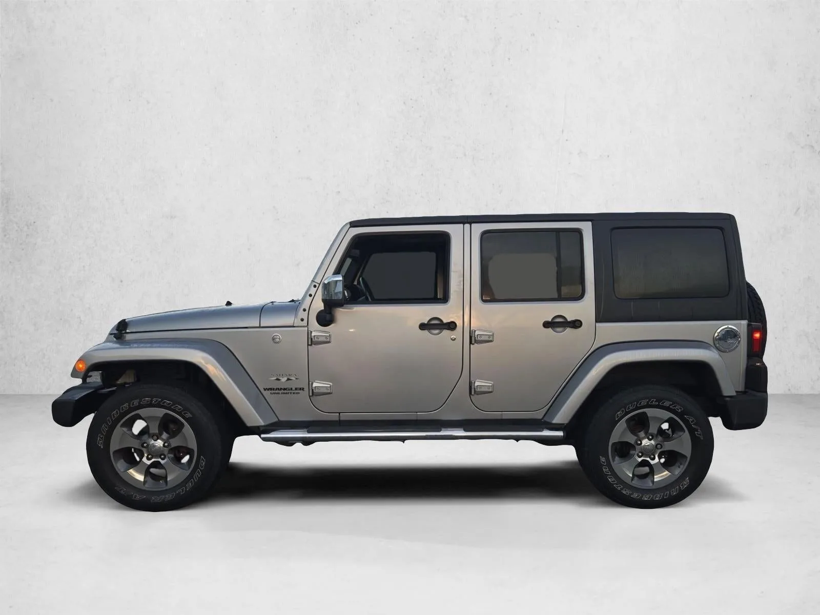 2016 Jeep Wrangler Unlimited 4WD 4dr Sahara photo 8