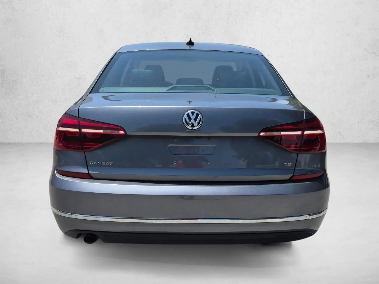 2019 Volkswagen Passat 2.0T Wolfsburg Edition photo 4
