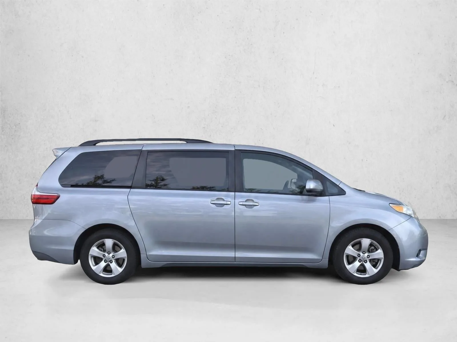 2017 Toyota Sienna LE FWD 8-Passenger (Natl) photo 8