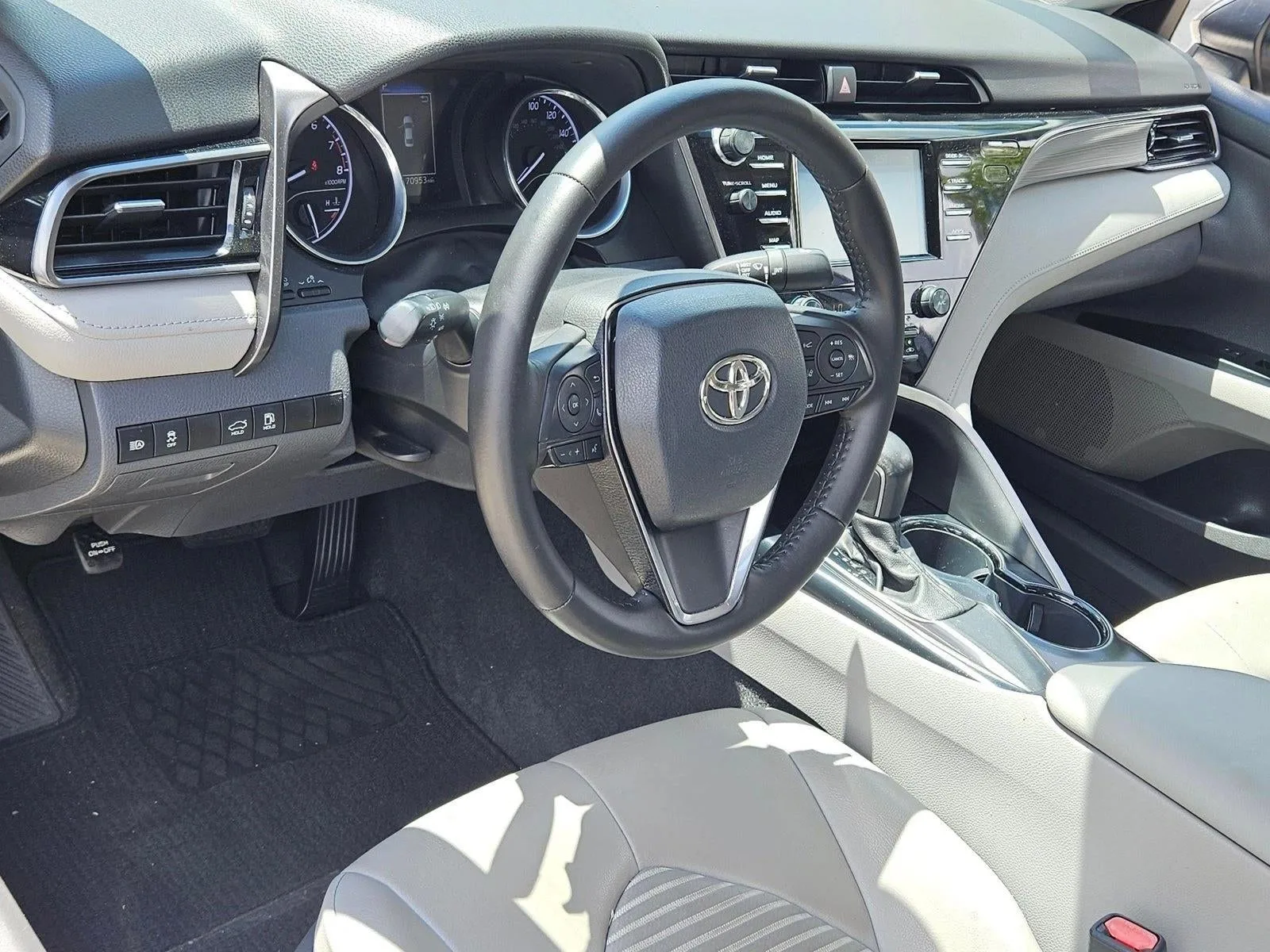 2020 Toyota Camry SE Auto (SE) photo 10