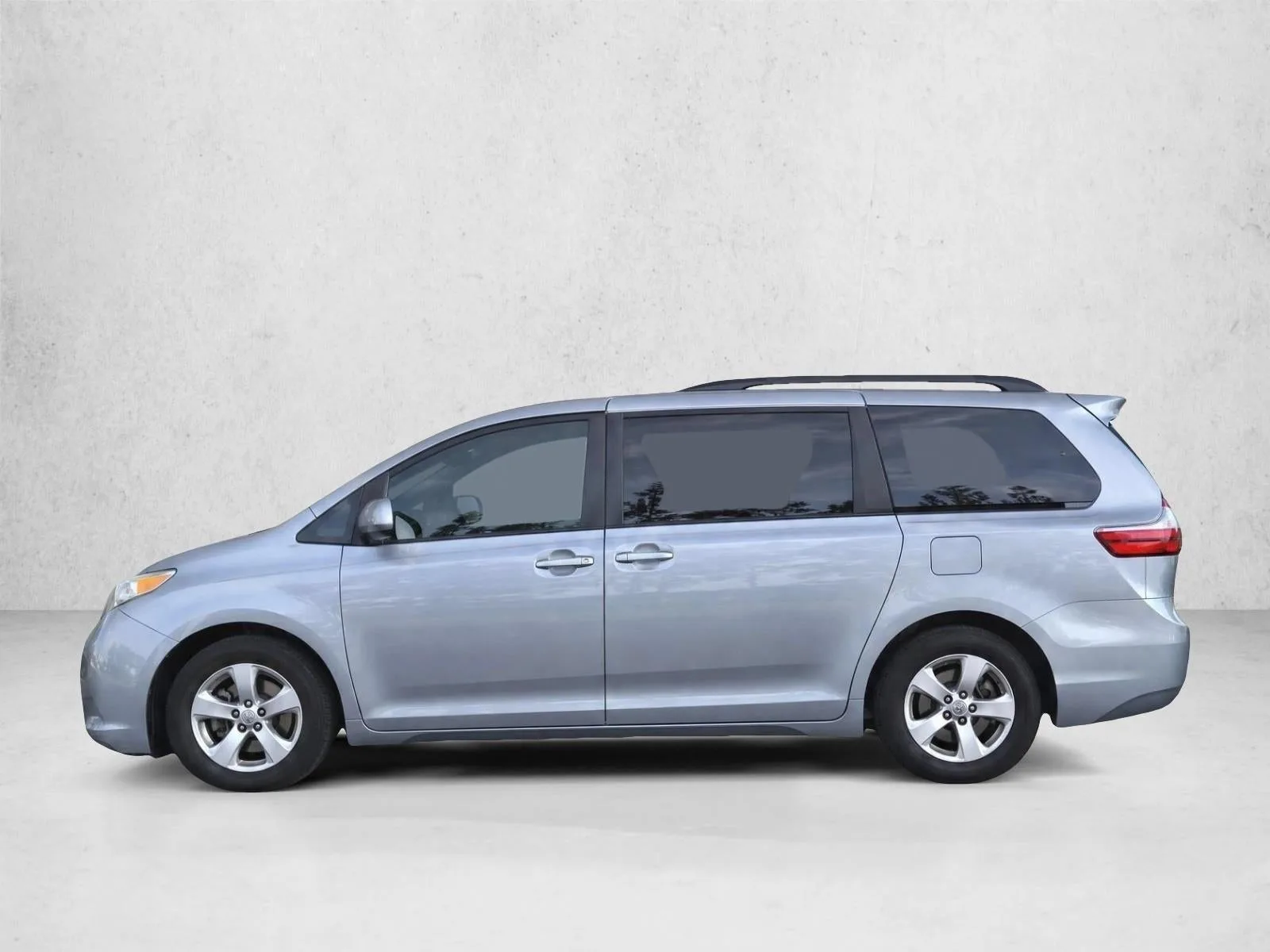 2017 Toyota Sienna LE FWD 8-Passenger (Natl) photo 4