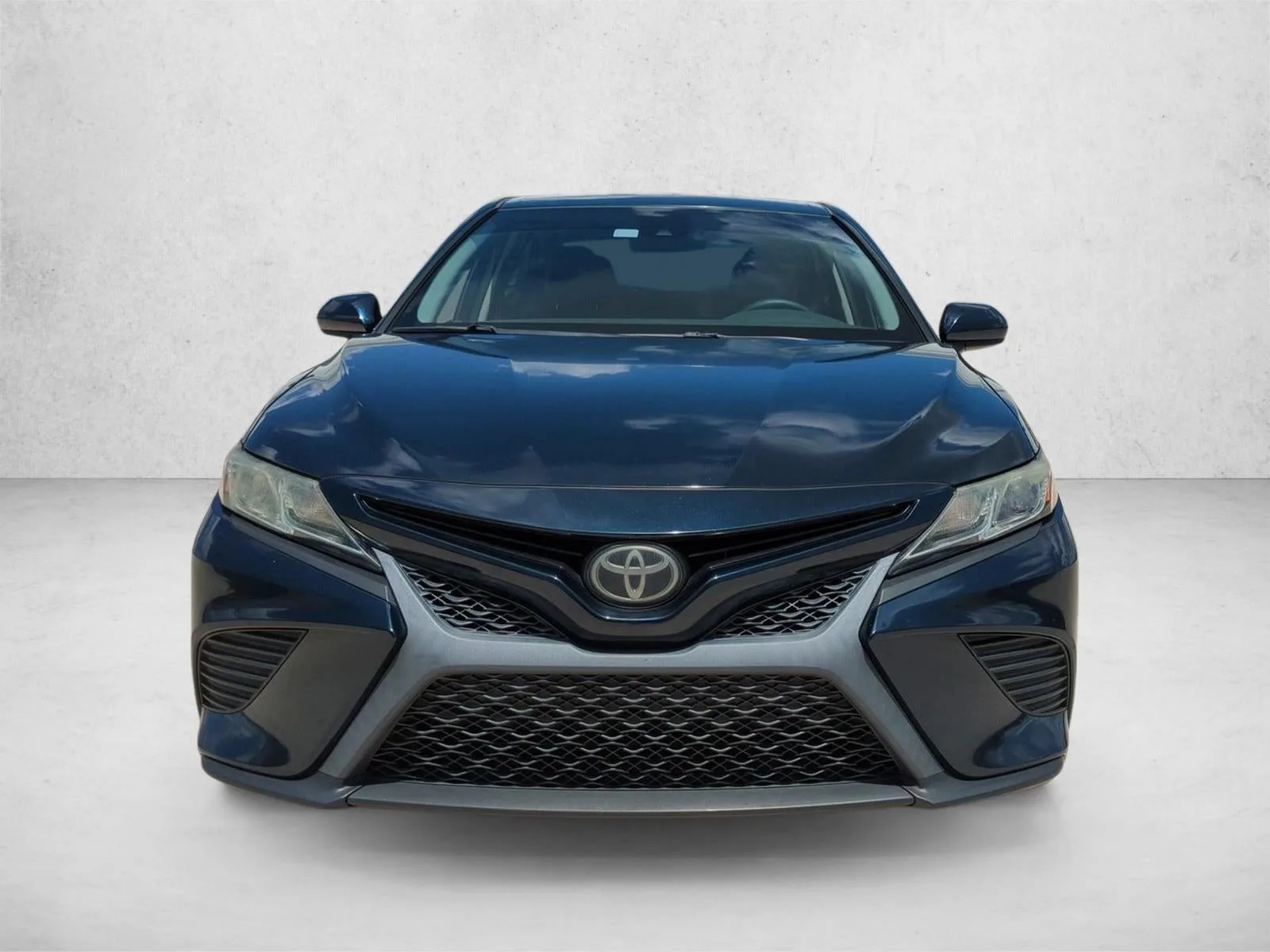 2019 Toyota Camry SE Auto (SE) photo 2