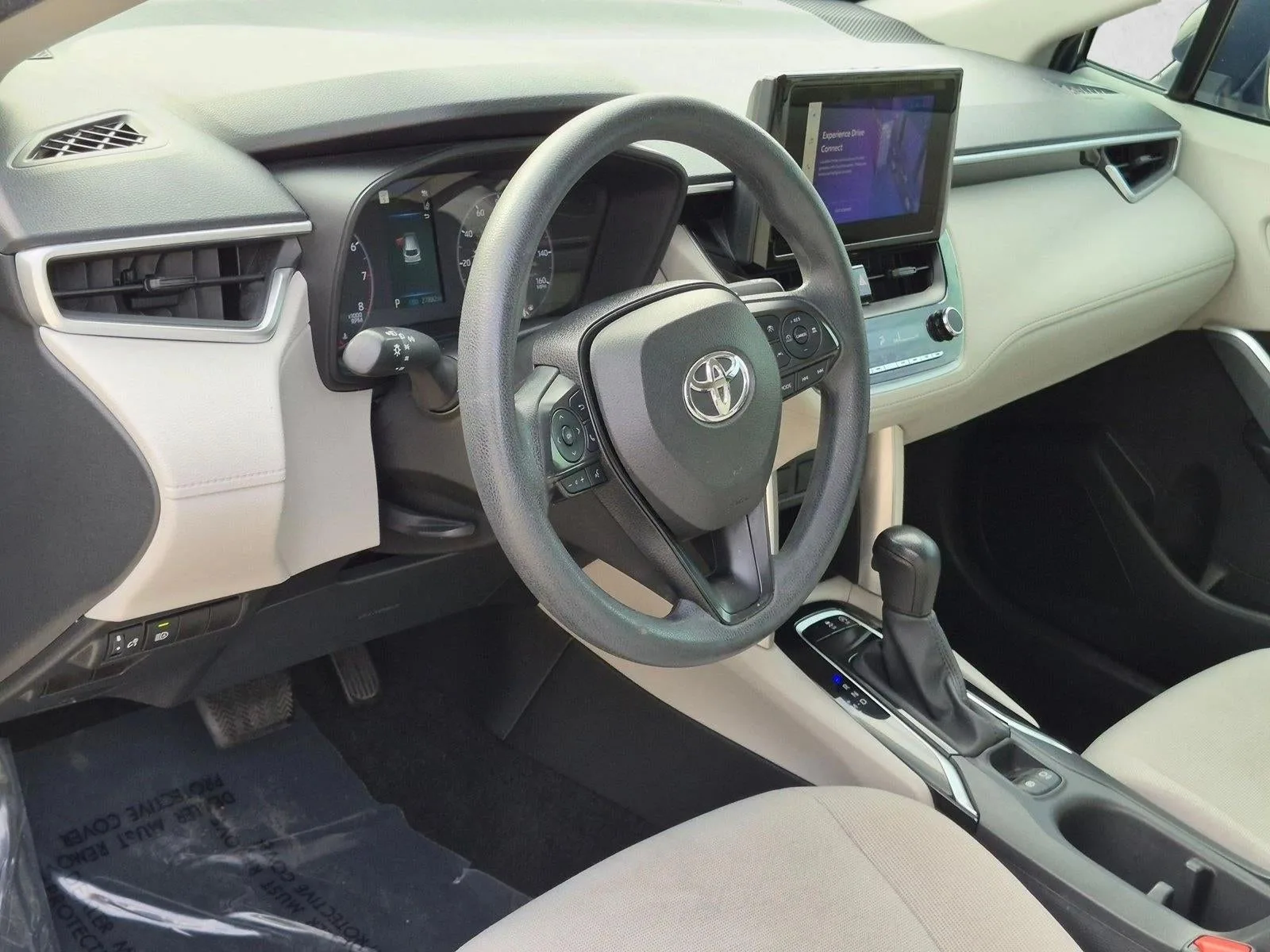 2023 Toyota Corolla Cross L 2WD (Natl) photo 9