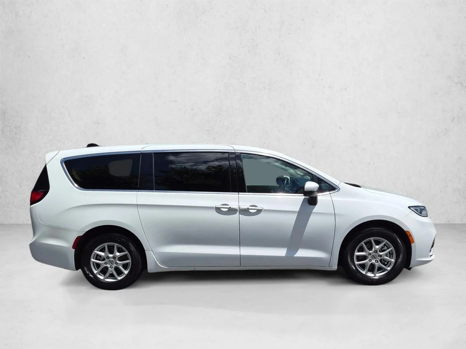 2023 Chrysler Pacifica Touring L FWD photo 4