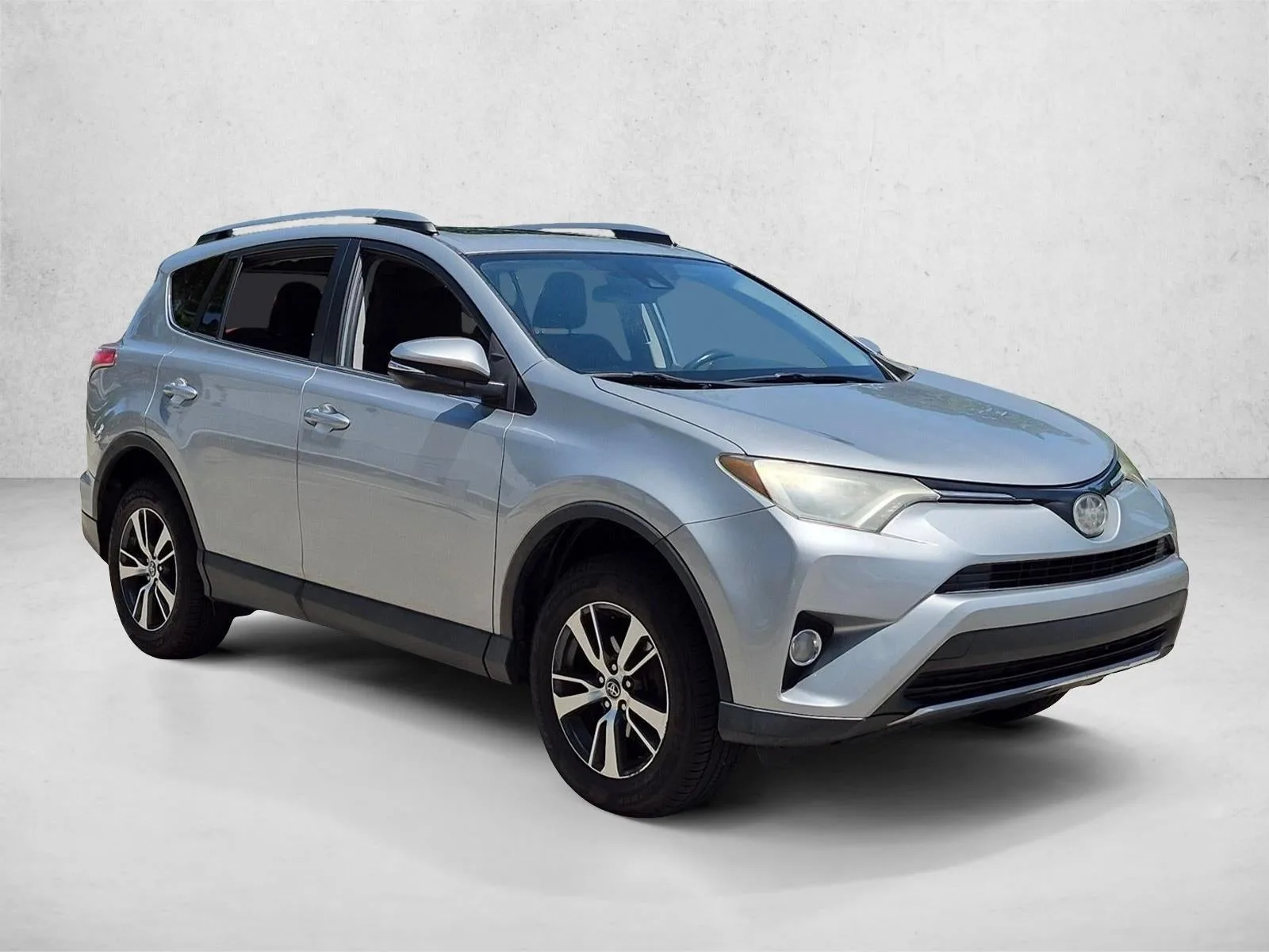 2018 Toyota RAV4 XLE FWD (GS) photo 3