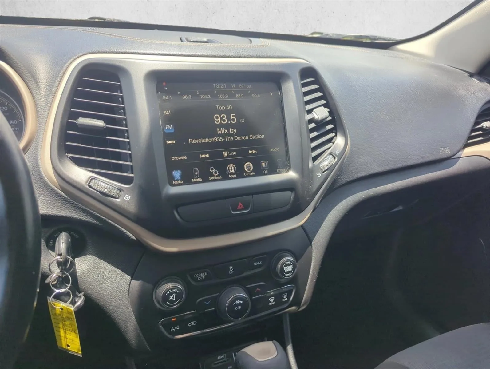 2016 Jeep Cherokee FWD 4dr Latitude photo 12