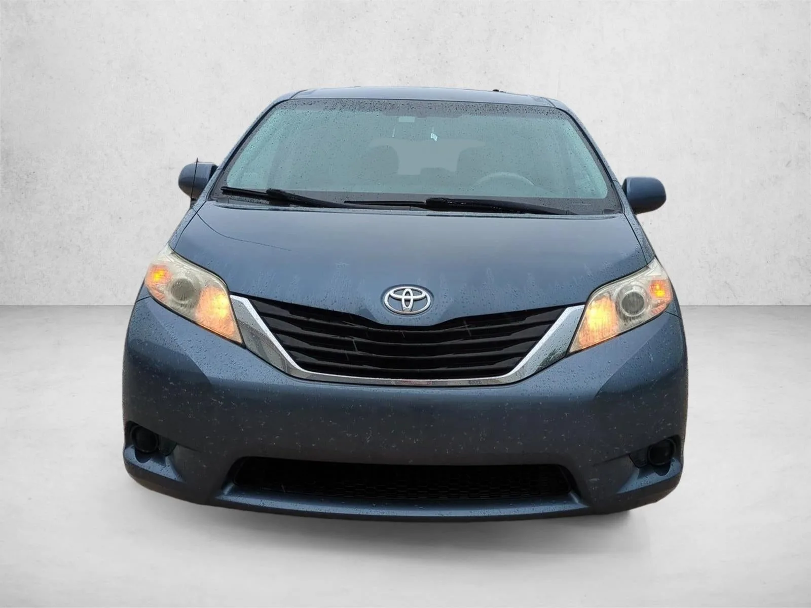 2014 Toyota Sienna 5dr 8-Pass Van V6 LE FWD (Natl) photo 2
