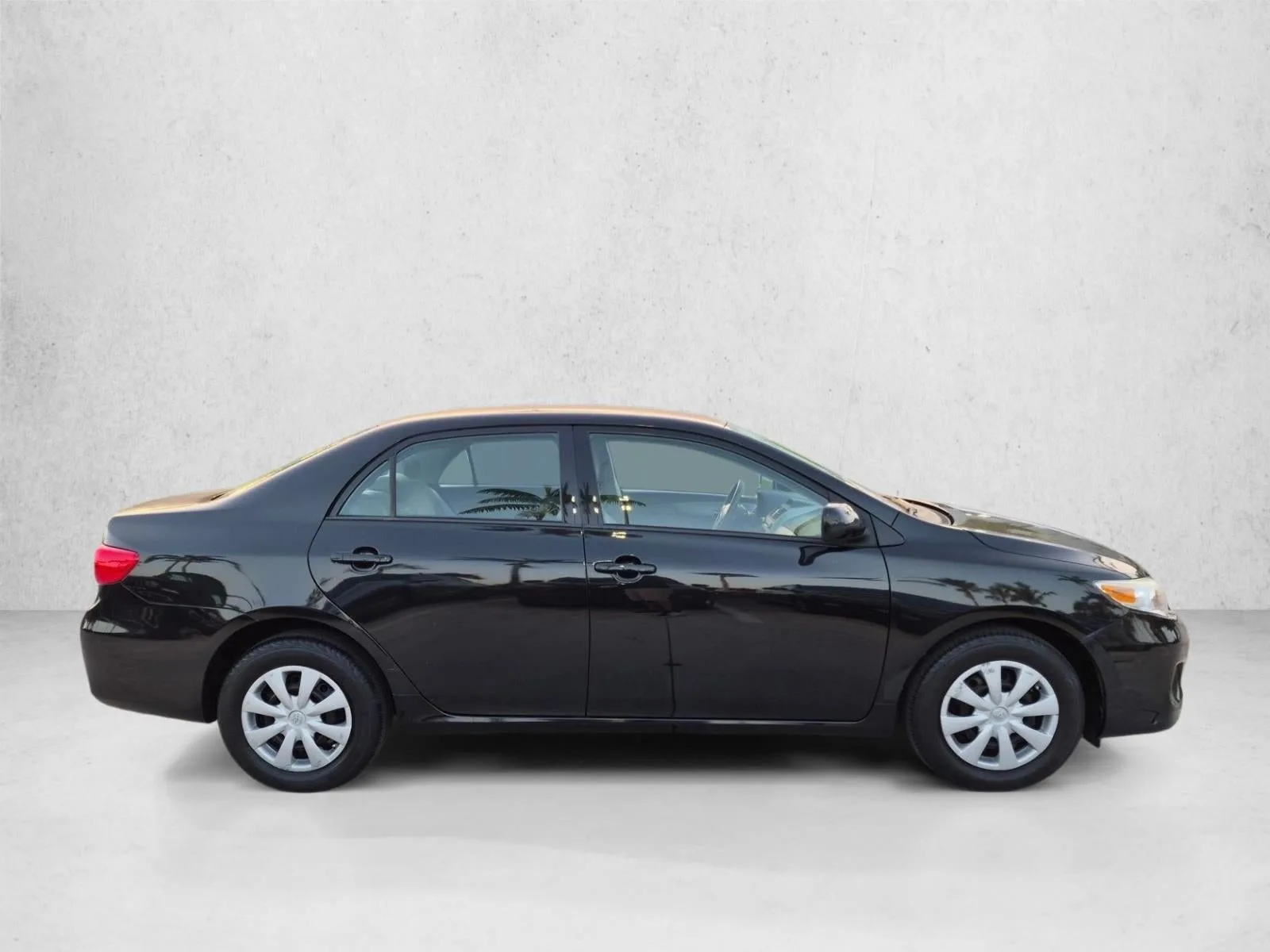 2013 Toyota Corolla 4dr Sdn Auto L (Natl) photo 4