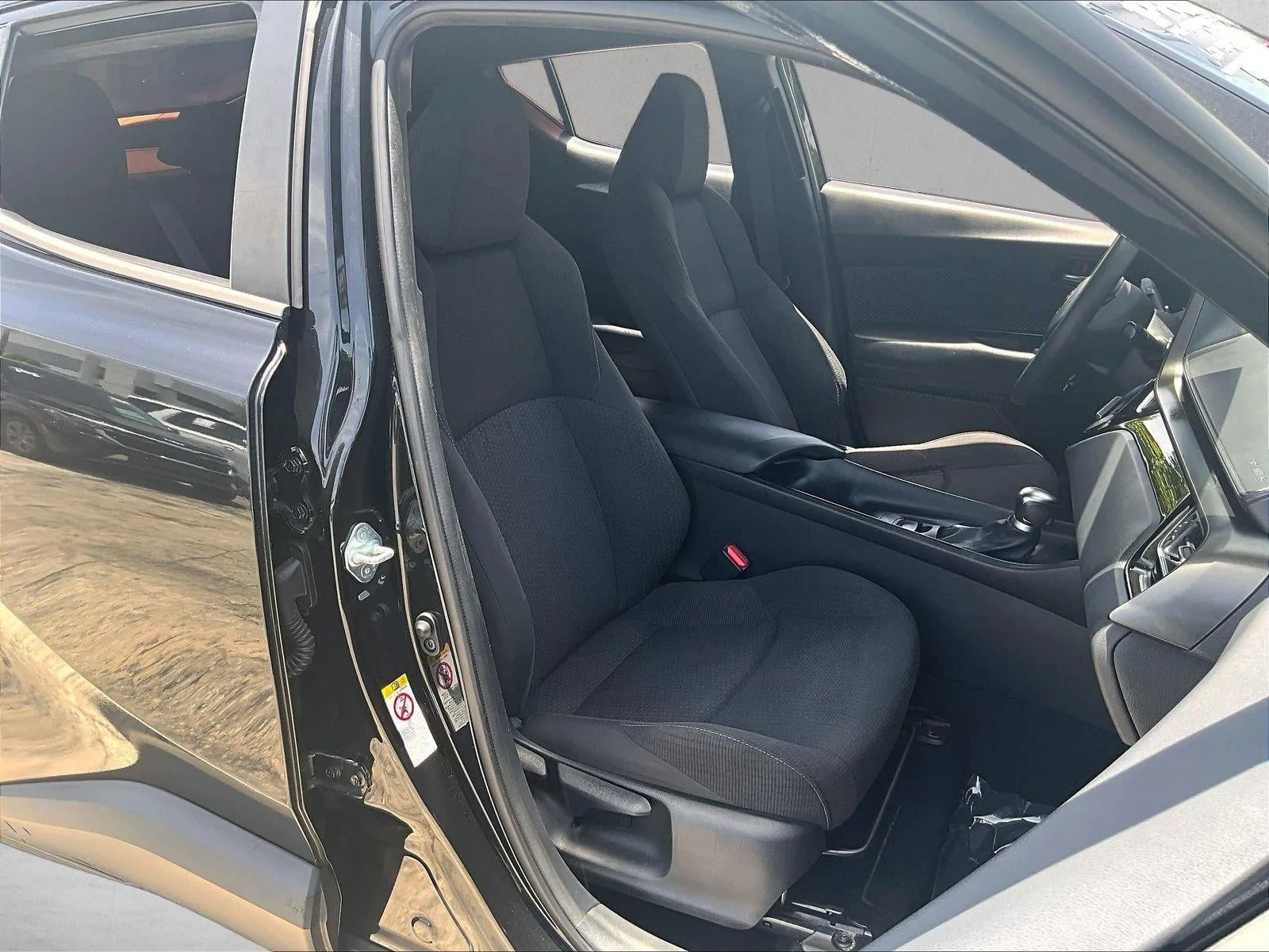 2019 Toyota C-HR LE photo 9