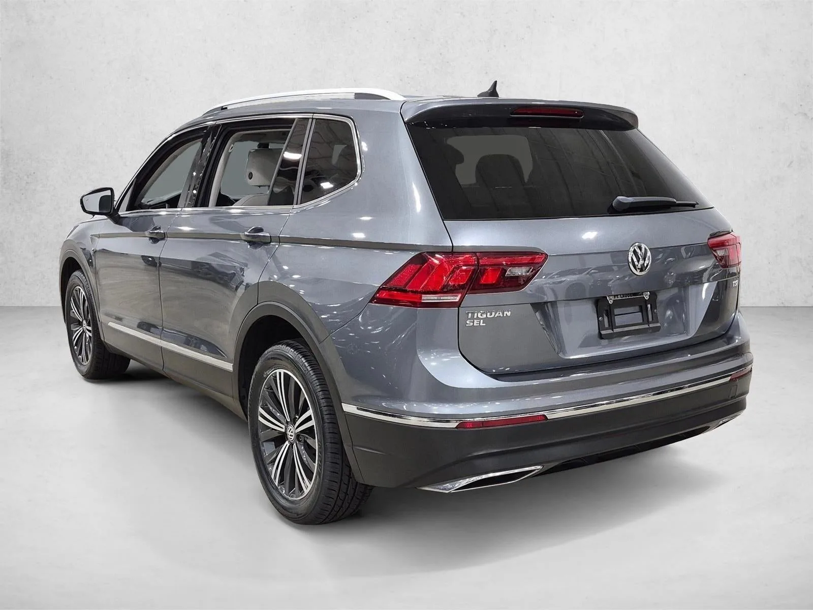 2018 Volkswagen Tiguan 2.0T SEL FWD photo 8