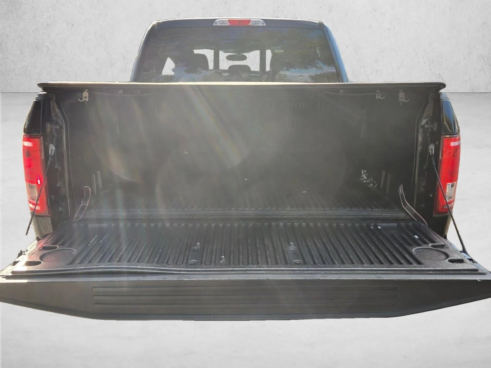 2016 Ford F-150 2WD SuperCrew 5-1/2 Ft Box XLT photo 7
