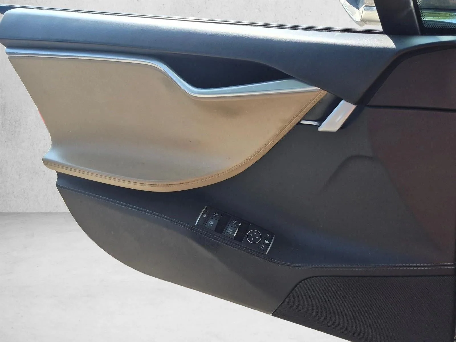 2016 Tesla Model S 70 kWh Battery photo 9