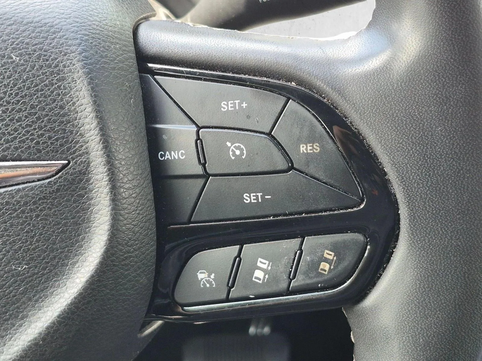 2023 Chrysler Pacifica Touring L AWD photo 11