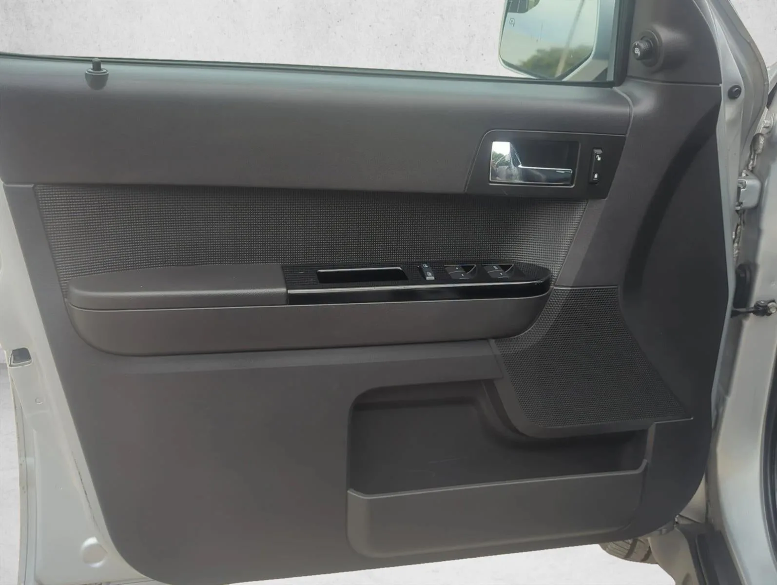 2010 Ford Escape FWD 4dr Limited photo 10