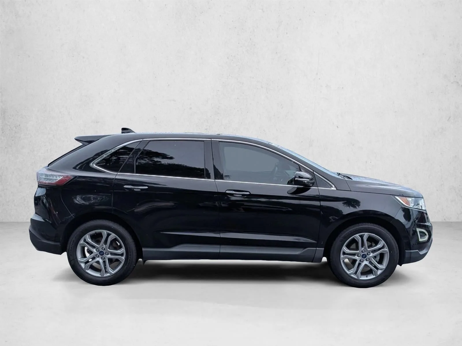 2018 Ford Edge Titanium FWD photo 4