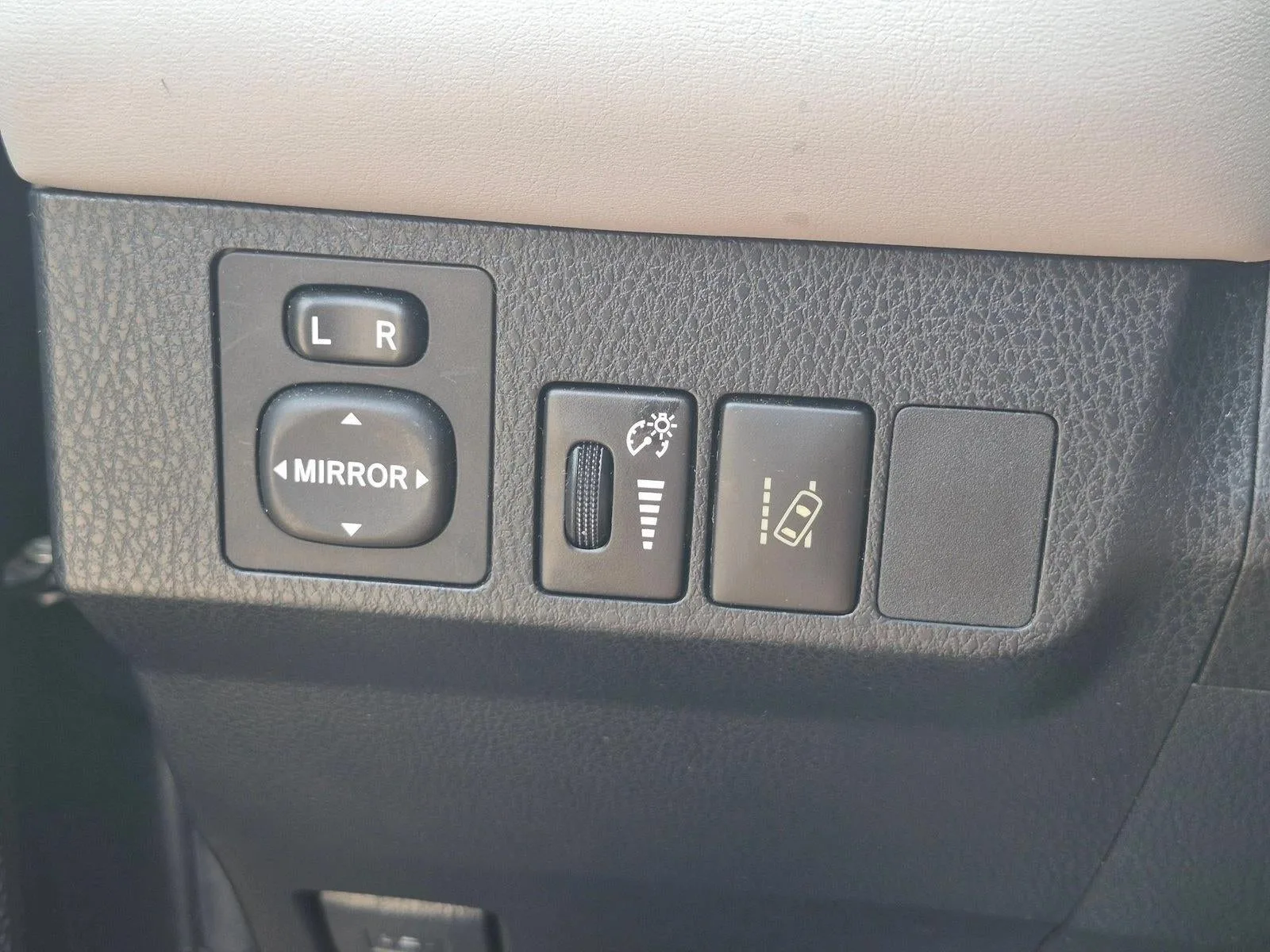 2017 Toyota RAV4 XLE FWD (GS) photo 11